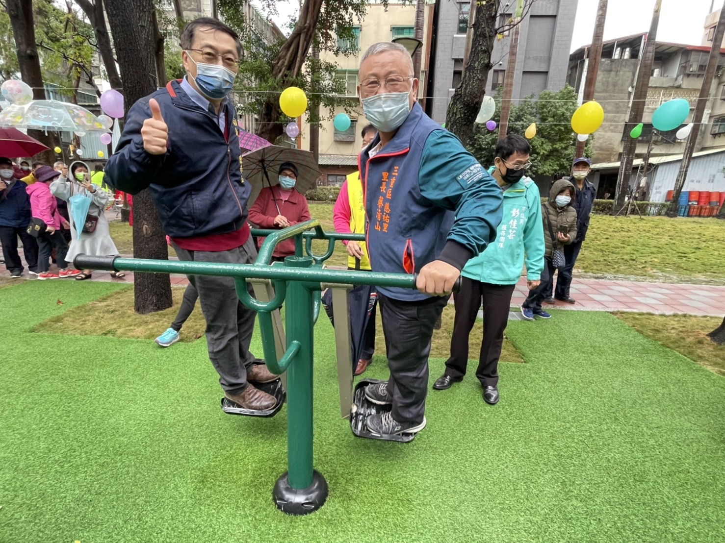 三重陳奇正區長與慈祐里蔡清山里長歡迎大小朋友前來體驗.