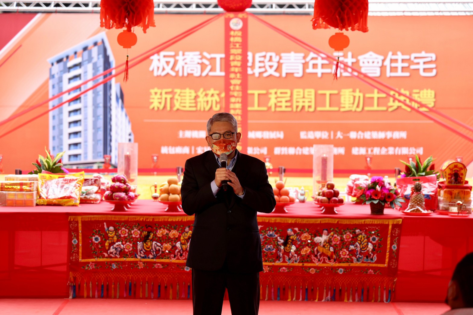 內政部次長花敬群表示，位於新北市的中央及地方共同推動直接興建的社會住宅推動量來到一萬五千戶以上，這段期間很多事情都需要市府協助，雙方合作得非常非常棒！