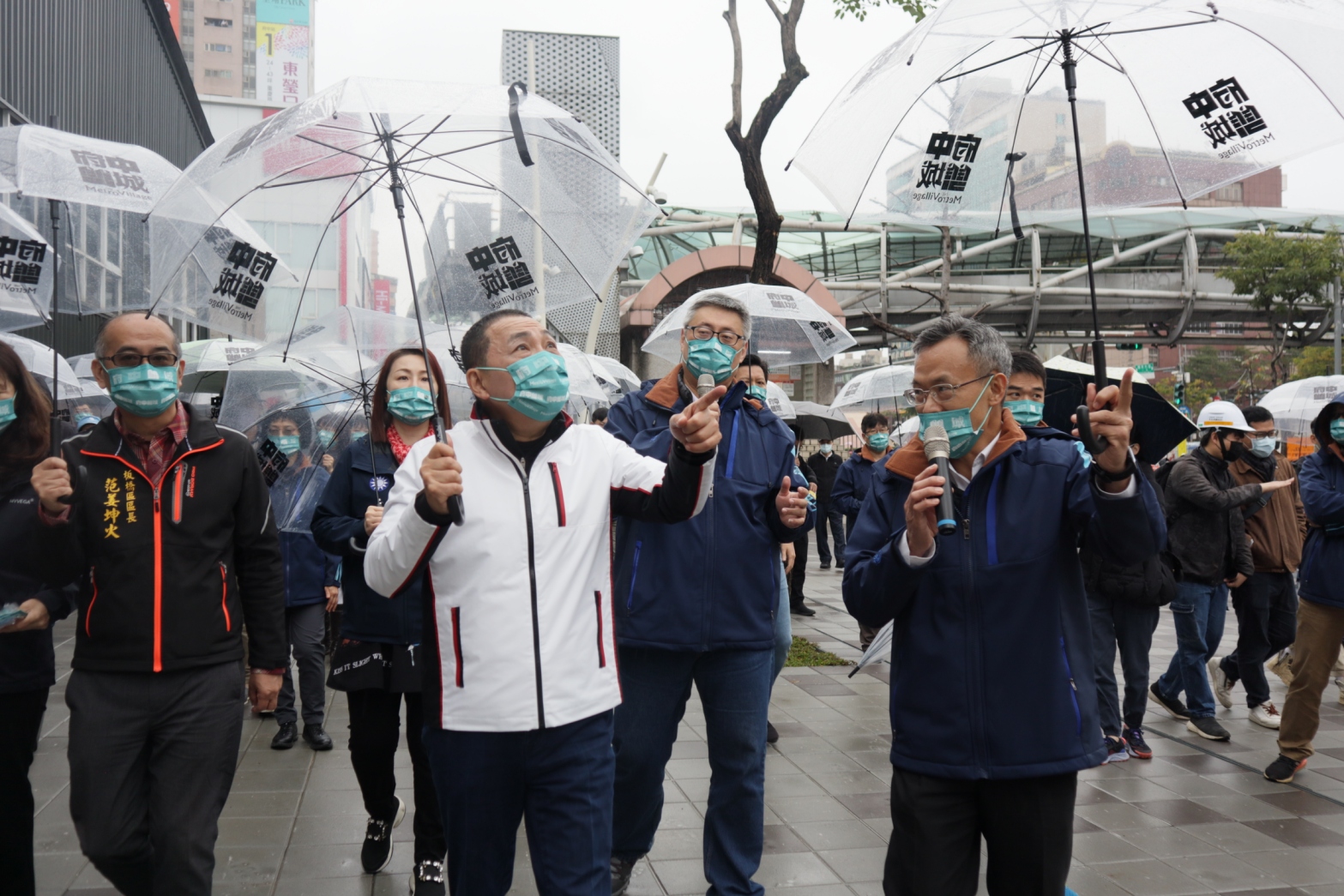 新北市長侯友宜前往已完工的縣民大道一段人行道視察，體驗府中商圈煥然一新的步行空間。