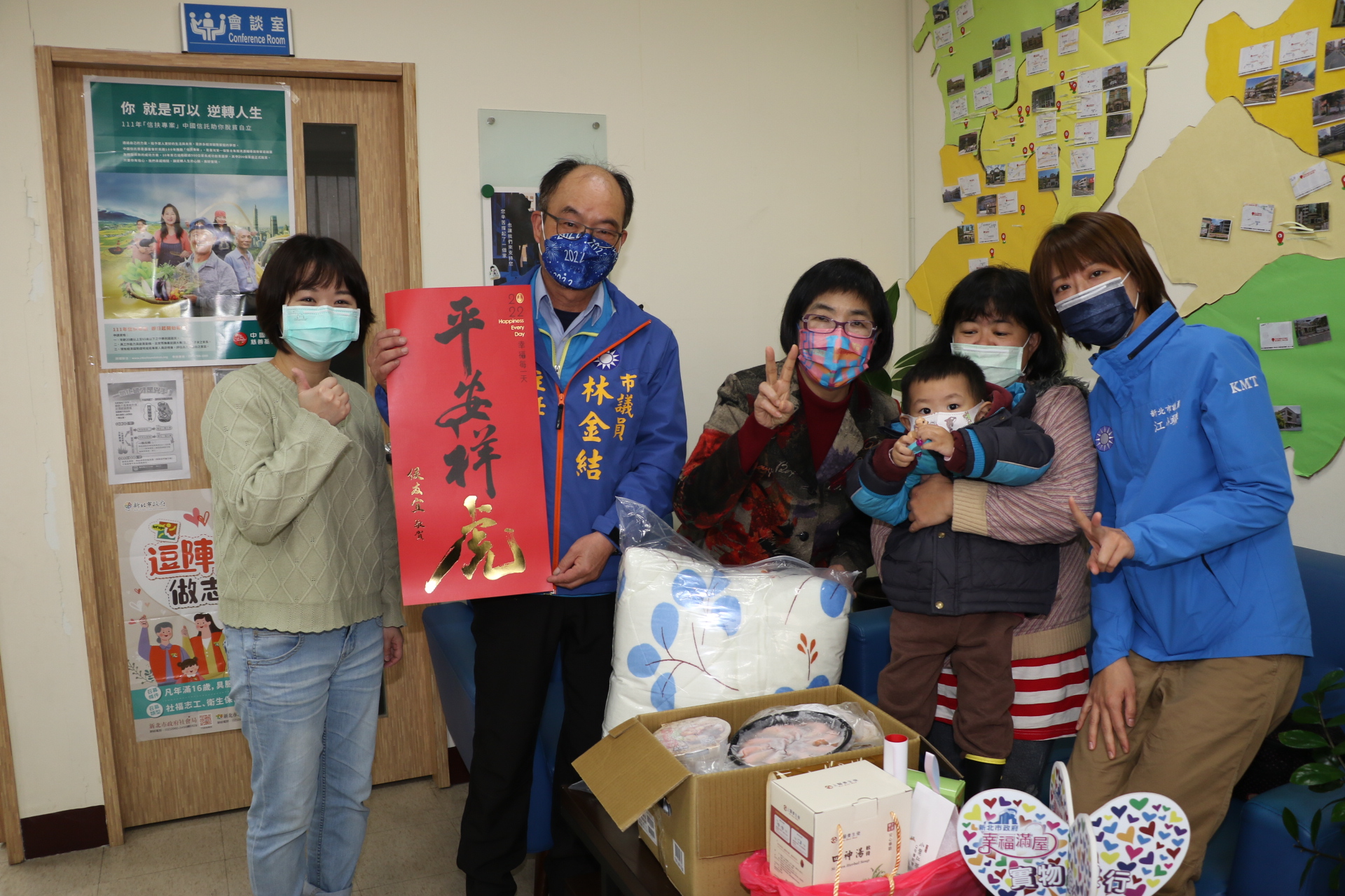 張錦麗和江怡臻議員、林金結議員助理一起將年菜組合及民生物資致贈給阿金（右2）