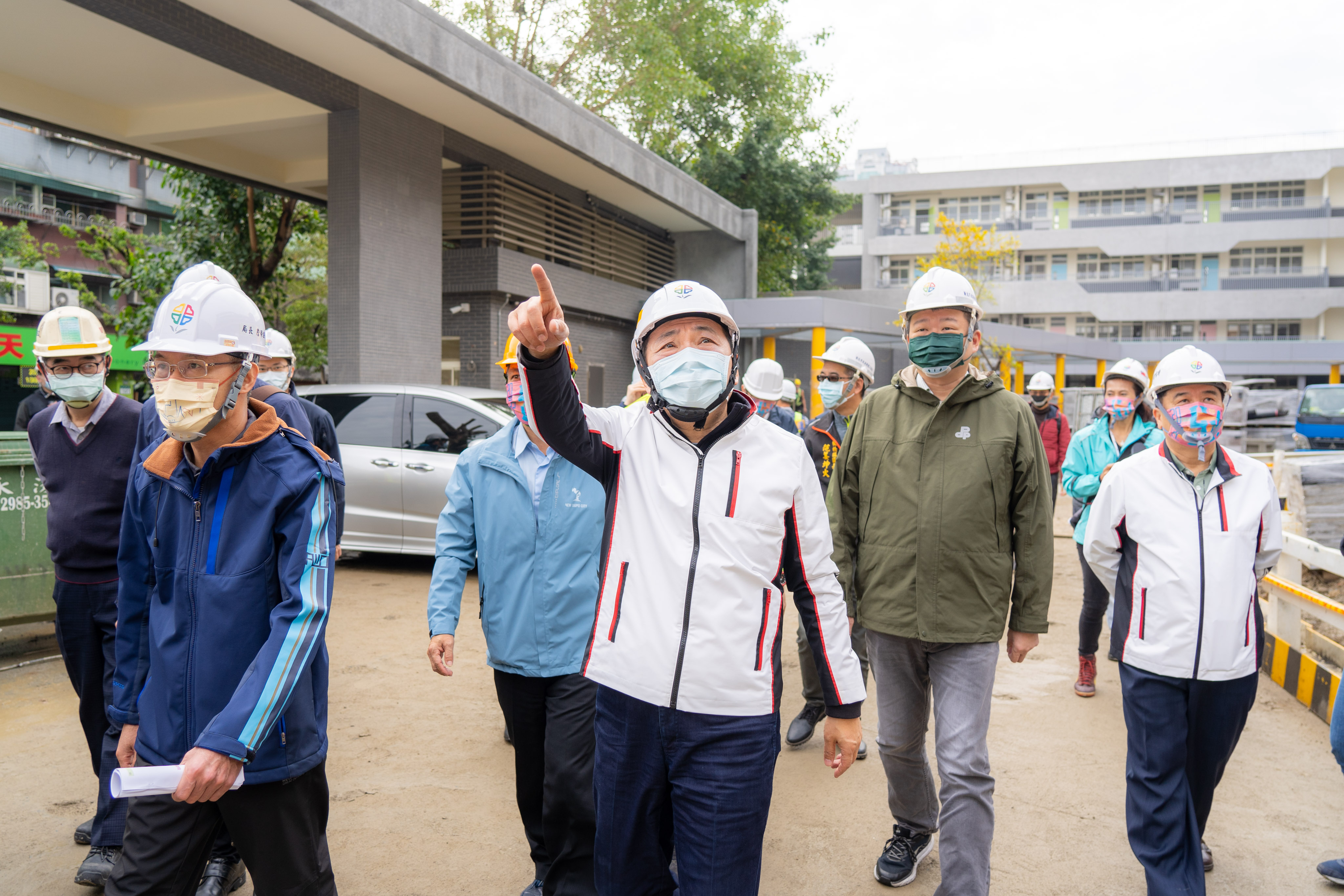 侯友宜市長視察板橋忠孝國中老舊校舍整建統包工程