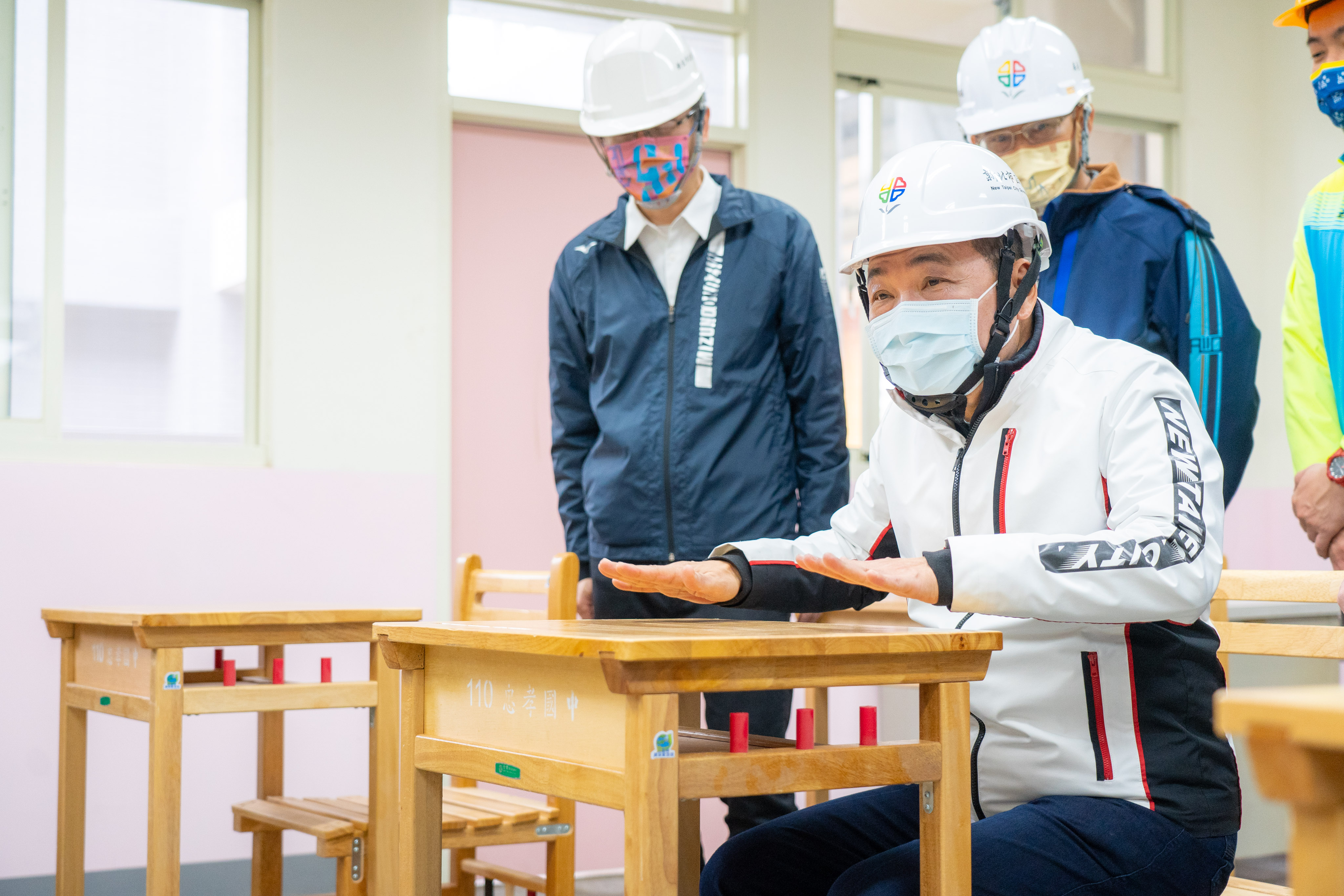 侯友宜市長視察校舍整建，實際檢視學生桌椅高度設計