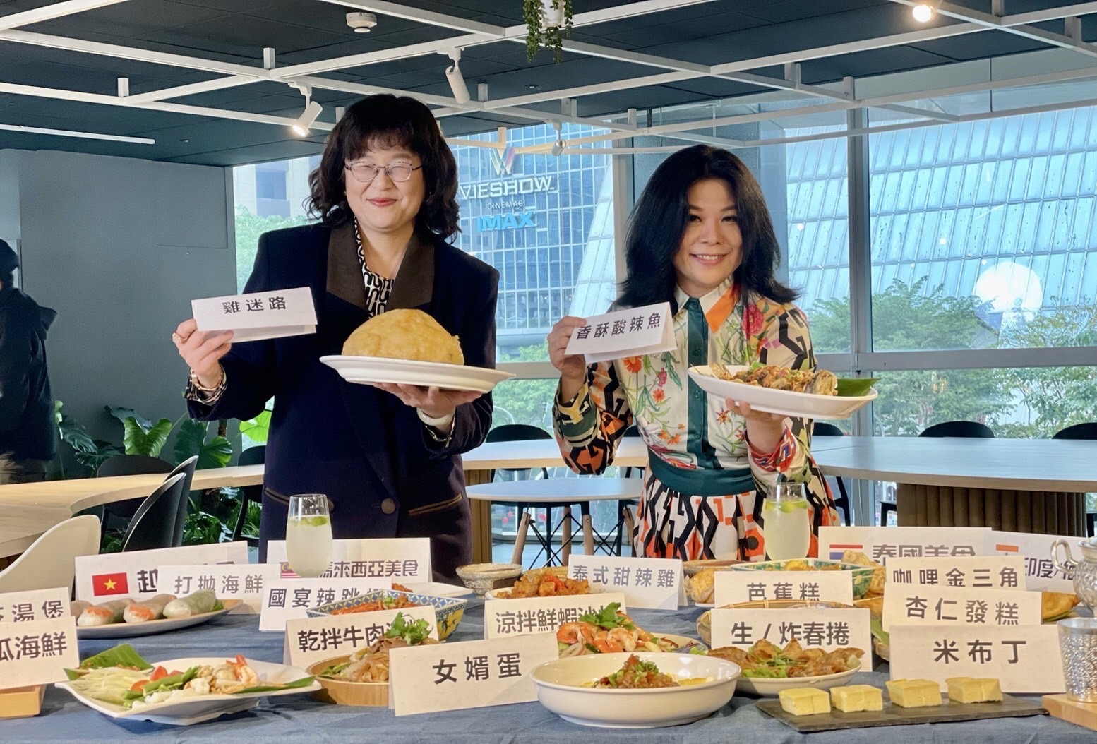 新北經發局長何怡明(左)及費奇老師共同介紹新北東南亞美食料理