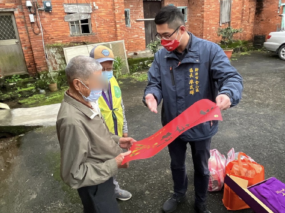 01.區長致贈市府「平安祥虎｣虎年春聯，祝福長輩除舊佈新迎新年