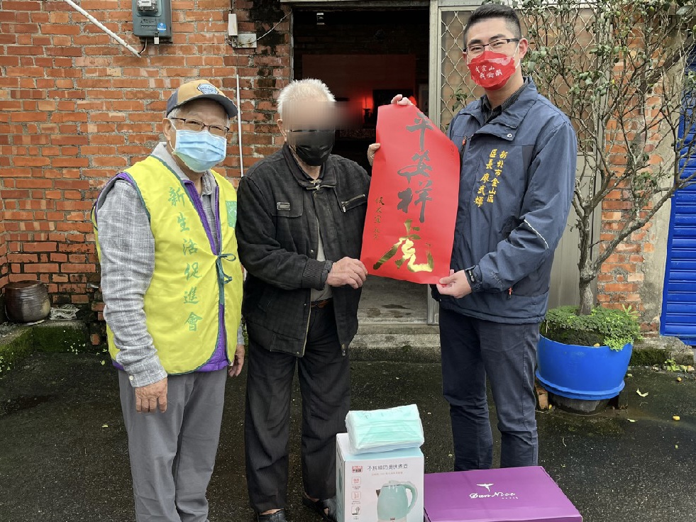 03.區長慰問獨居長輩賴伯伯