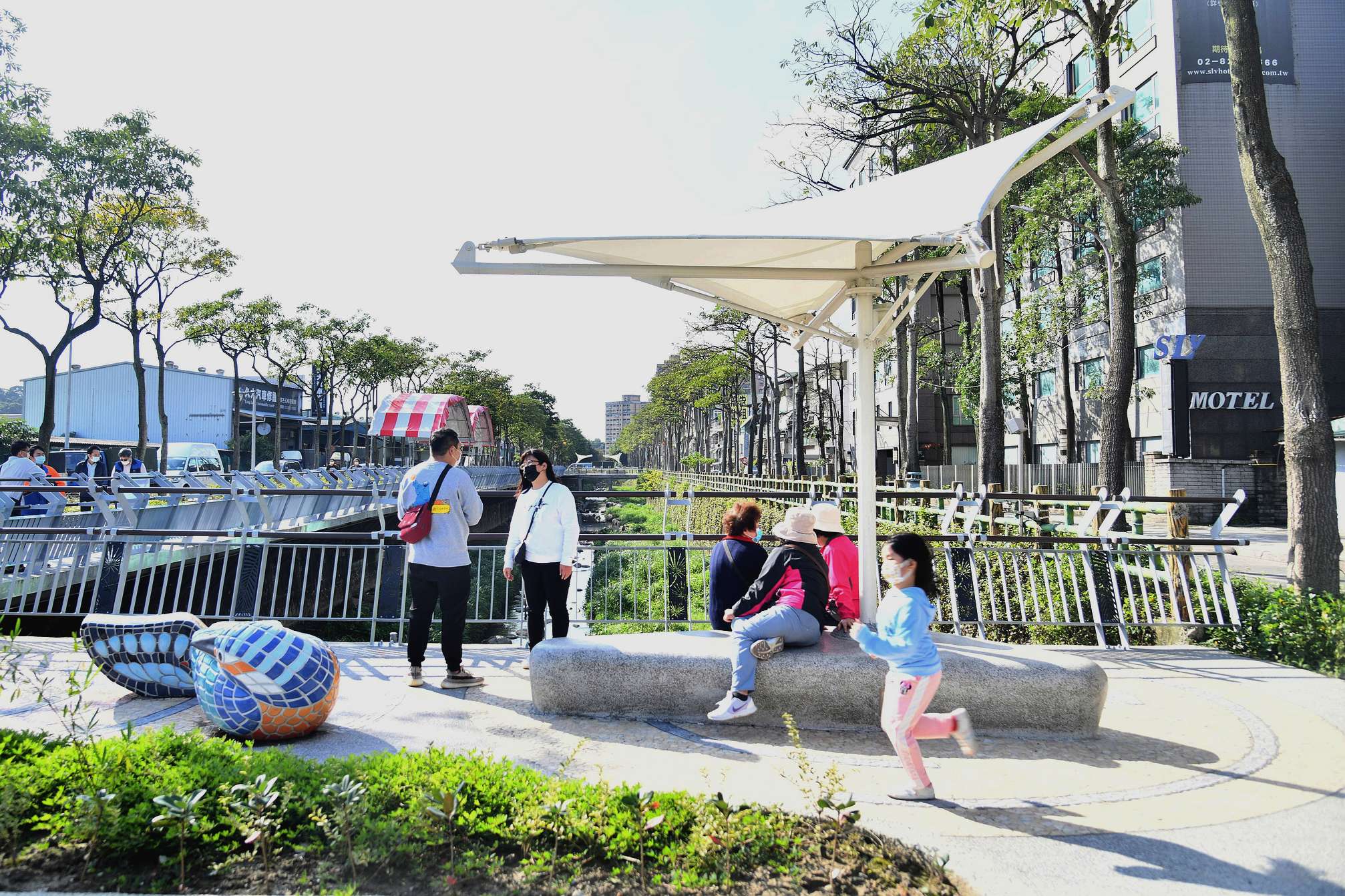 中和區藤寮坑溝現已完成整治，成為友善動、植物，以及提供民眾親水的好去處。