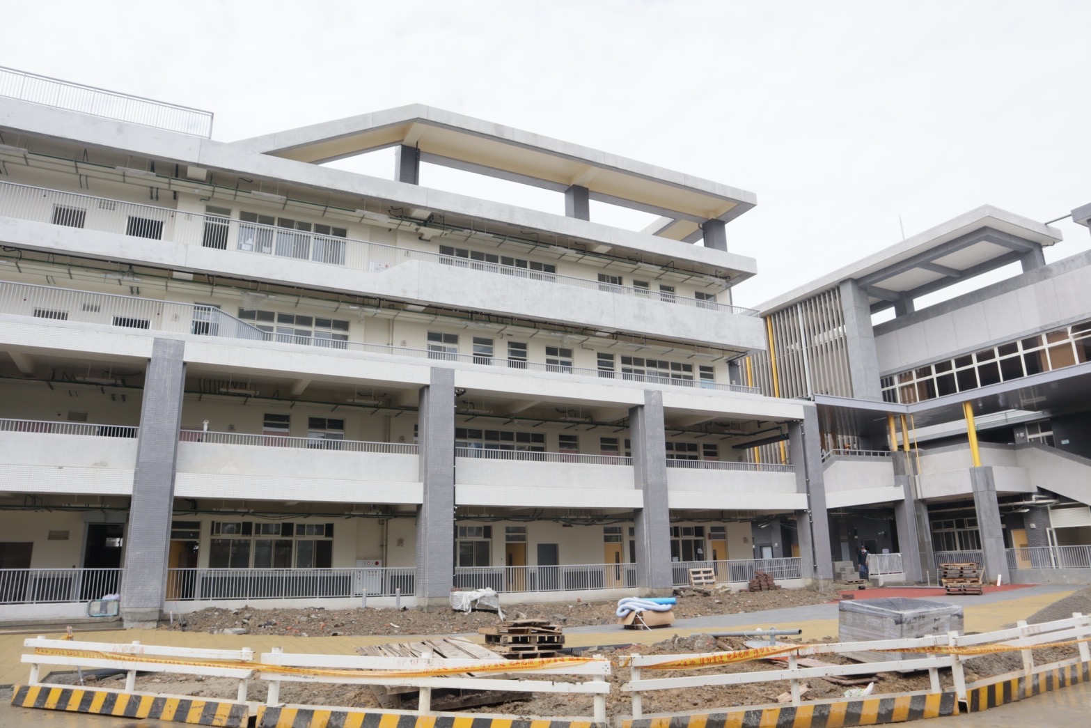 圖為忠孝國中第一階段校舍整建工程外觀，包括活動中心、行政大樓及教學大樓。