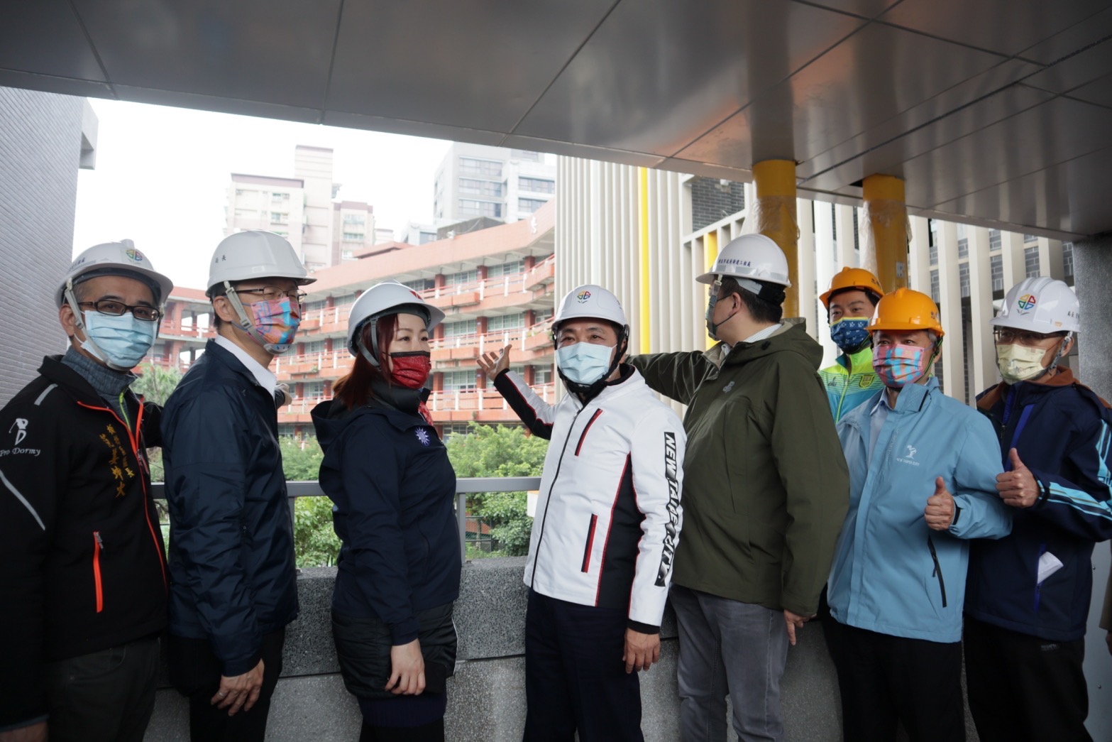 新北市長侯友宜23日前往板橋區忠孝國中視察第一階段校舍整建進度，指示施工單位新建工程處務必確保品質。