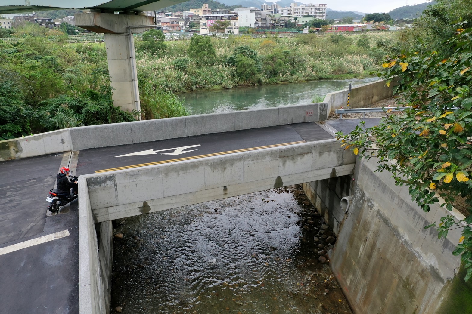 新北市政府工務局近日完成瑞芳區深澳坑溪排水箱涵改建為單跨橋梁「龍安橋」，並於今(27)日正式開放通車。