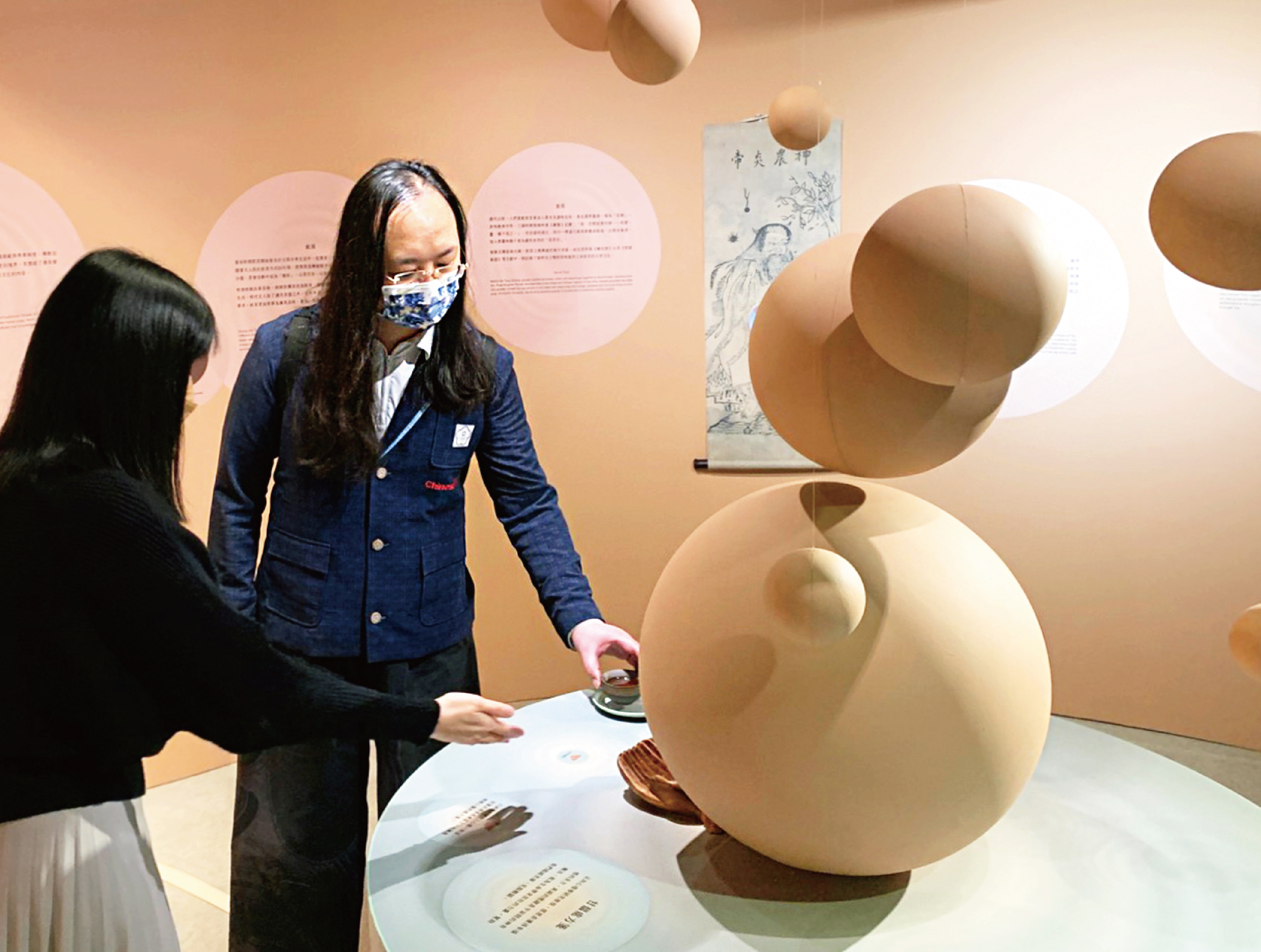 唐鳳親自體驗療癒心靈的「甘馧處方箋」互動遊戲