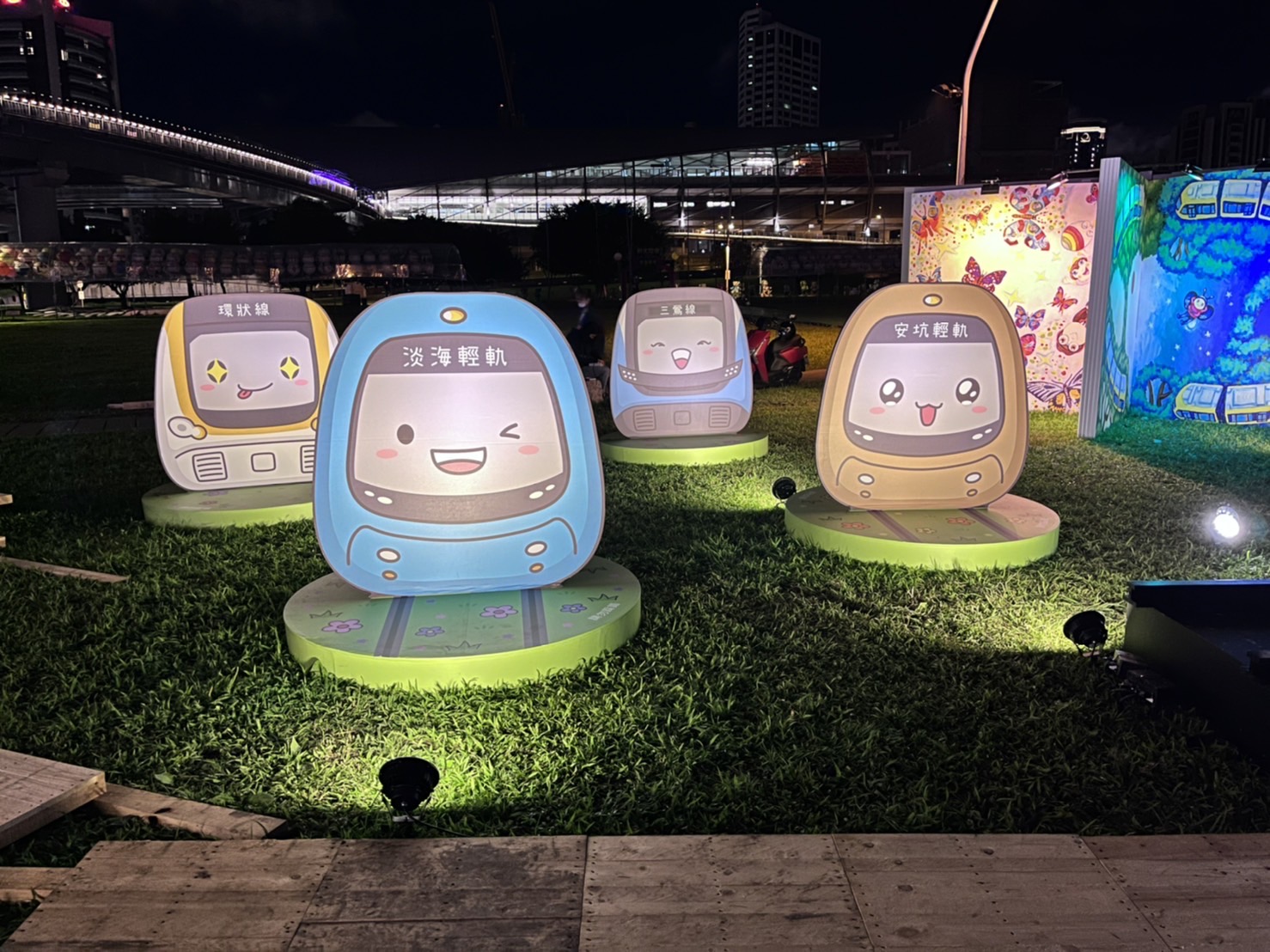 Q版捷運輕軌列車網美牆