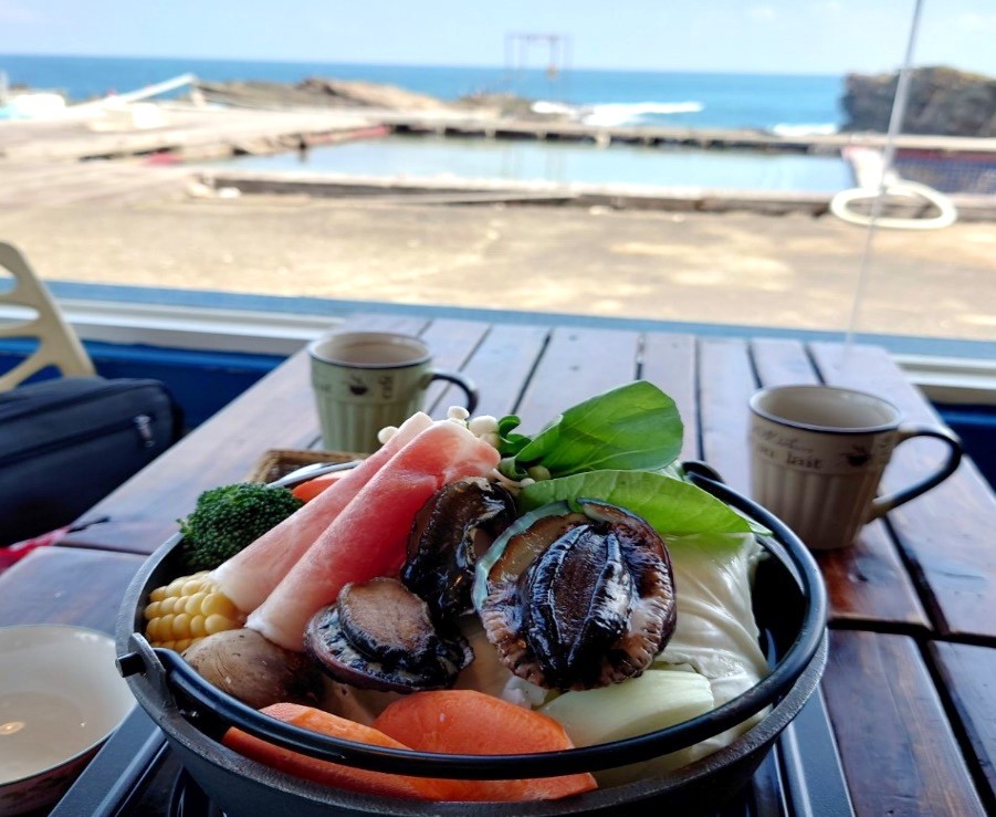 澳底漁港附近的海洋牧場可以一邊品嘗美味的貢寮鮑料理一邊欣賞無敵海景