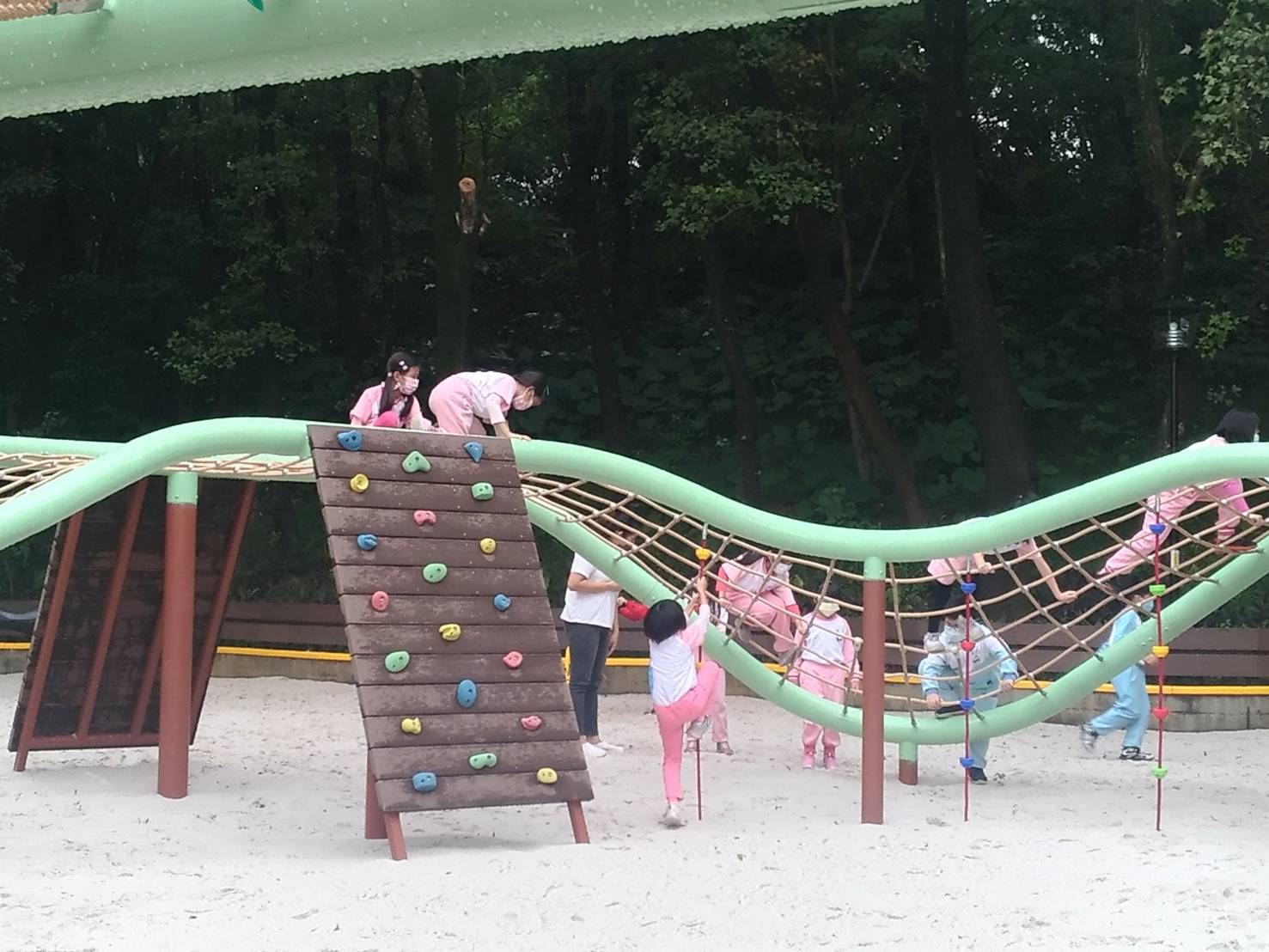辭修公園有新北最大的環狀攀爬網