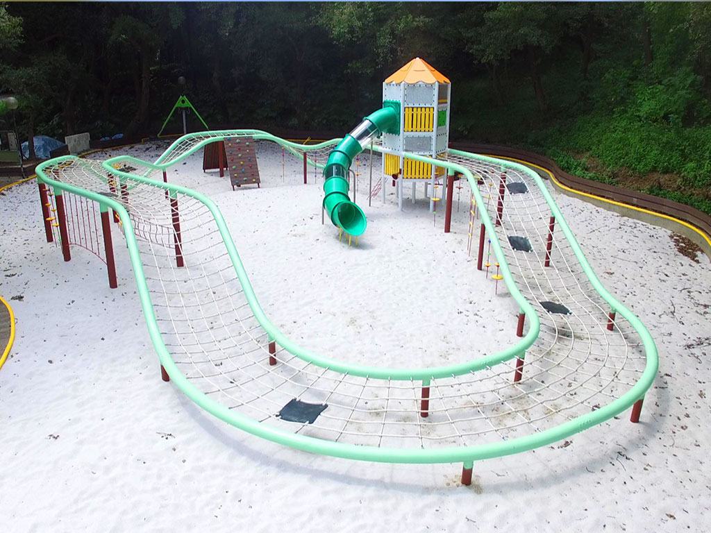辭修公園以自然材質細砂作為緩衝鋪面