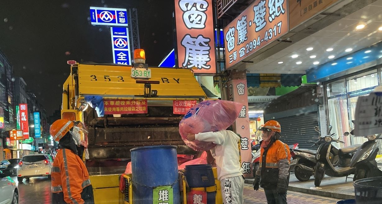 2.新北市清潔隊明(4)日除開始恢復正常垃圾收運外，將增加一趟垃圾收運，請民眾確實做好垃圾分類並使用專用垃圾袋將垃圾排出.jpg