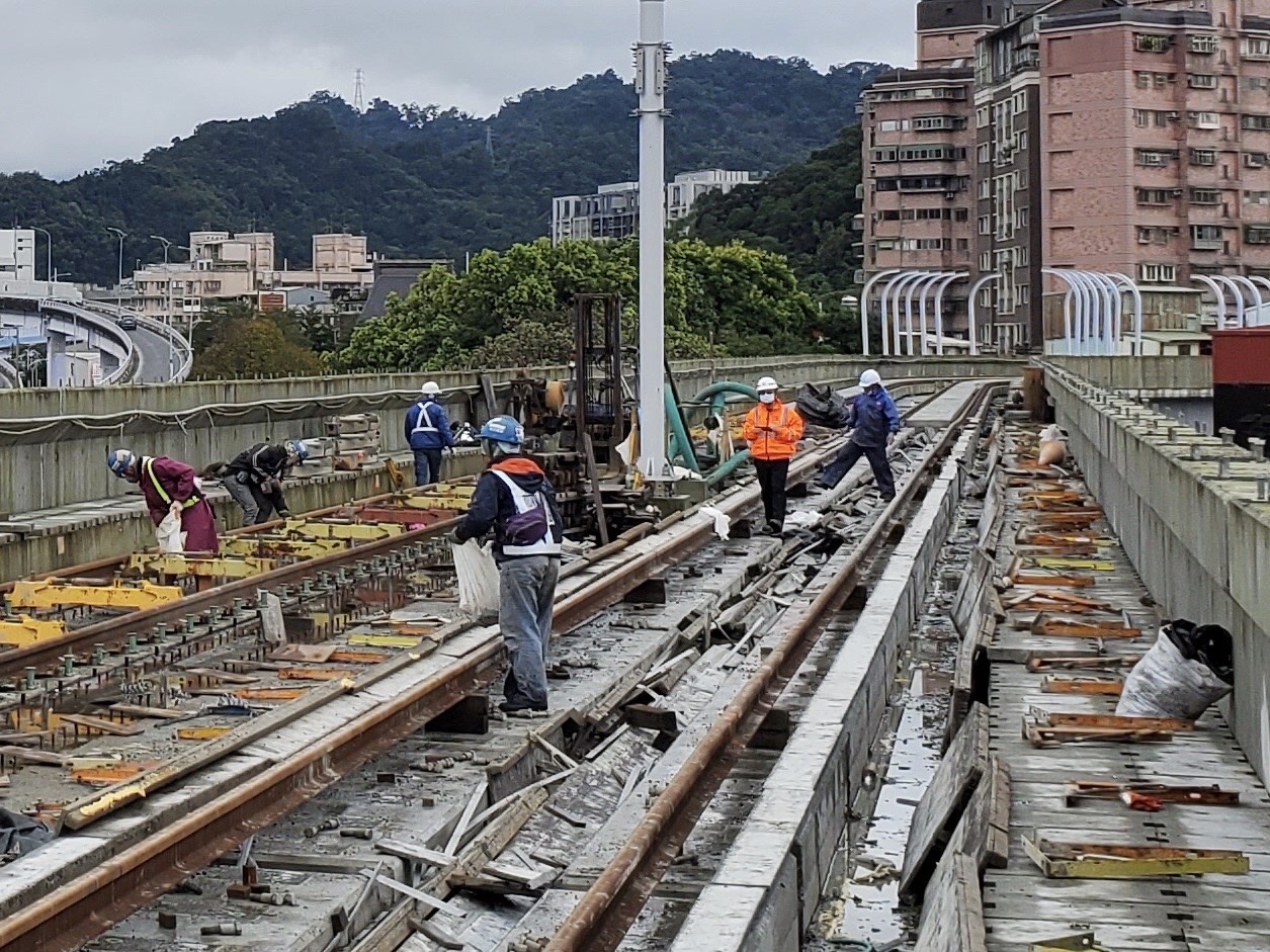 安坑輕軌施工團隊年初四上工趲趕工進