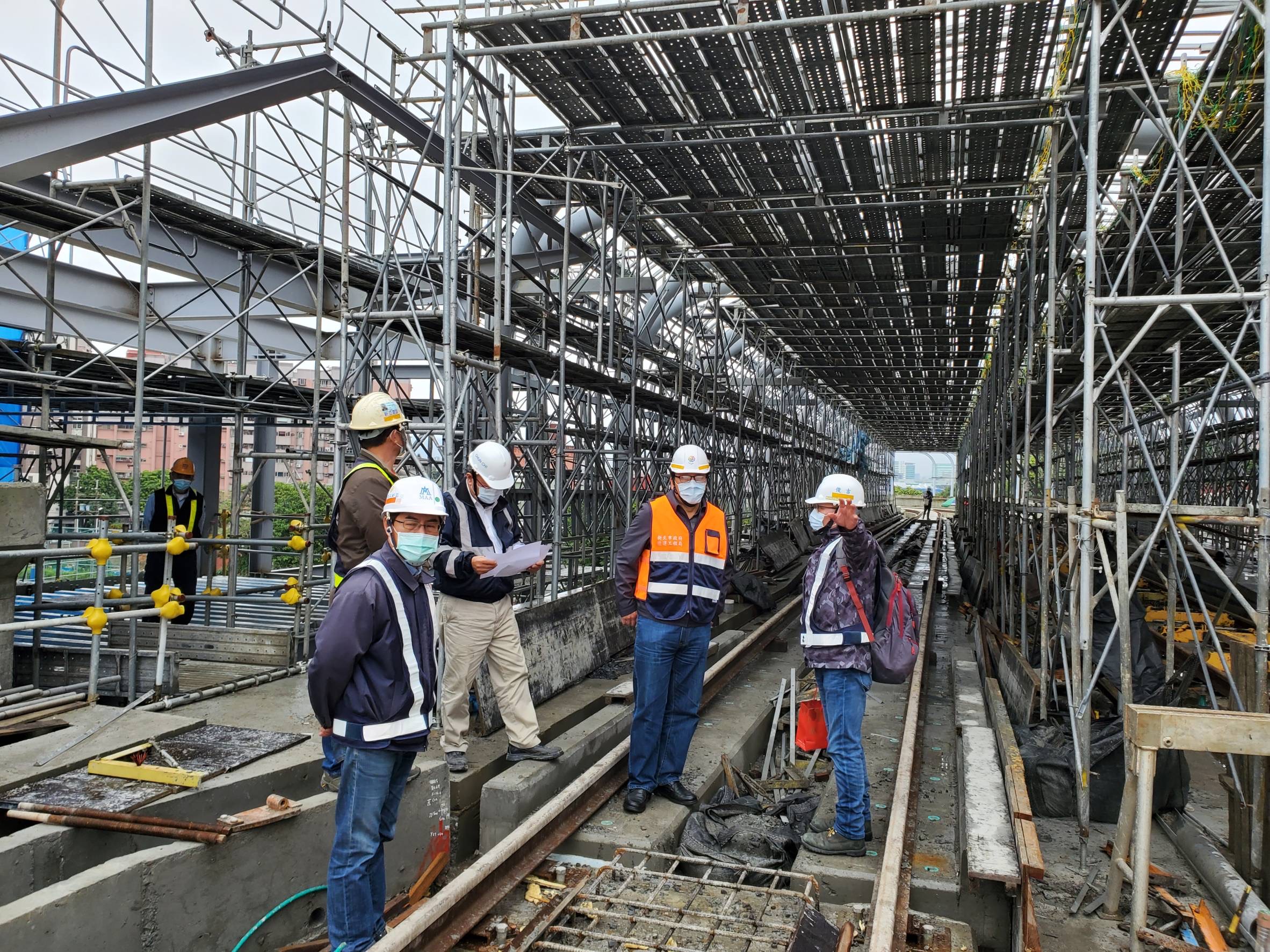 李局長與施工團隊現場討論施工情形