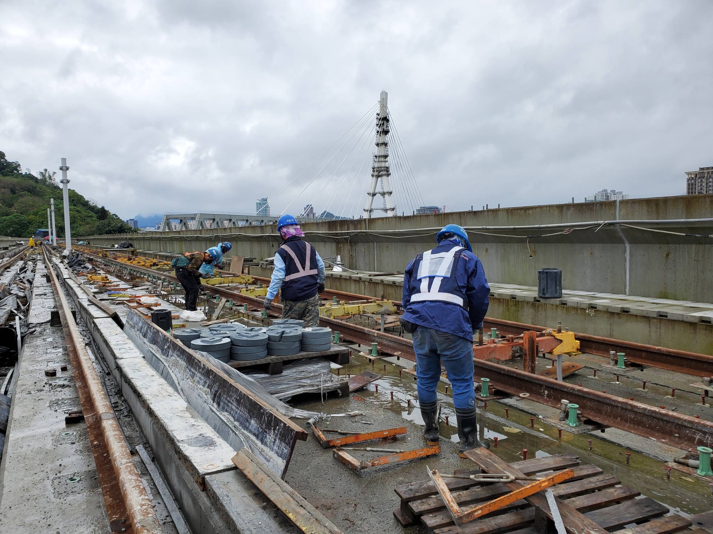 安坑輕軌高架段軌道施工作業