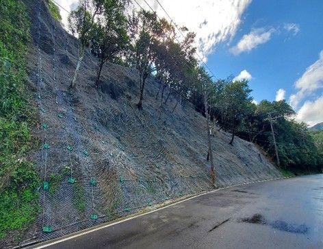 雙溪區市道102線鄰近不厭亭21.6K處為重要觀光景點，在與專業顧問研討後，採貼地式防護網搭配岩栓加固保護，並針對坡面裂縫或破損岩塊處噴覆噴凝土，防止雨水入侵