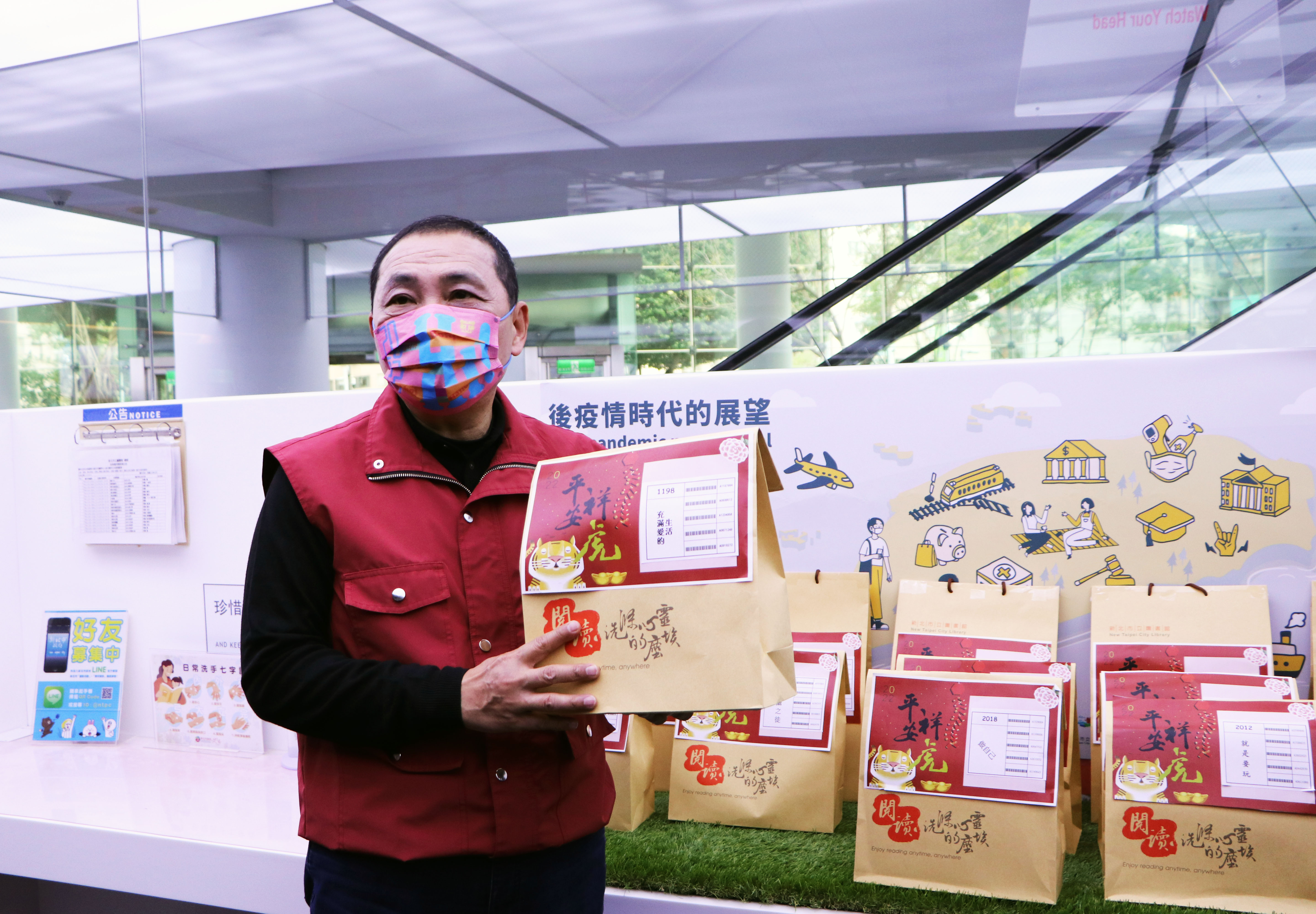 市長鼓勵大家多利用圖書館的「閱讀便利包」服務，保持積極正面的態度，一起面對疫情的挑戰