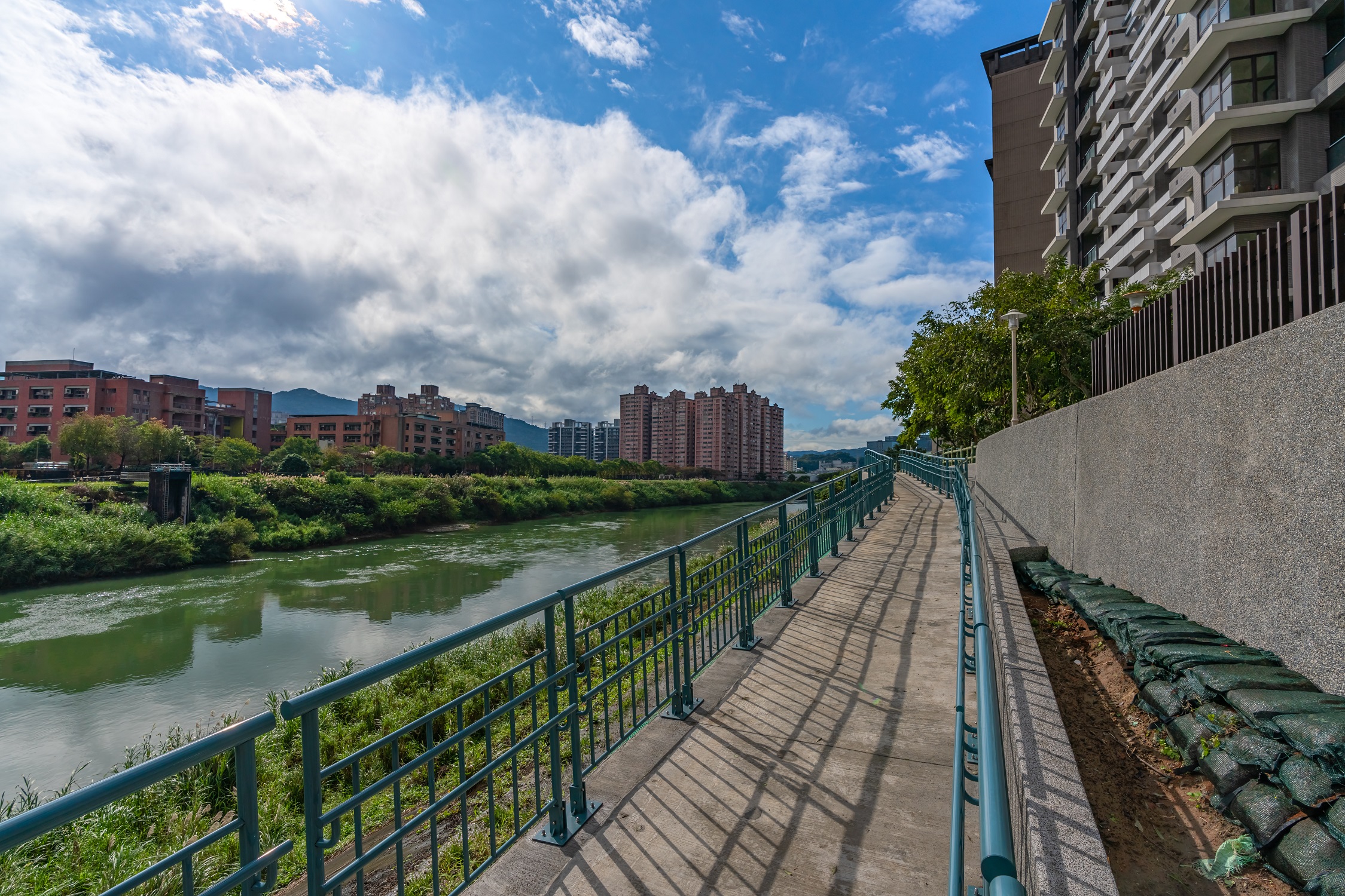 水岸步道散步休閒兼賞景