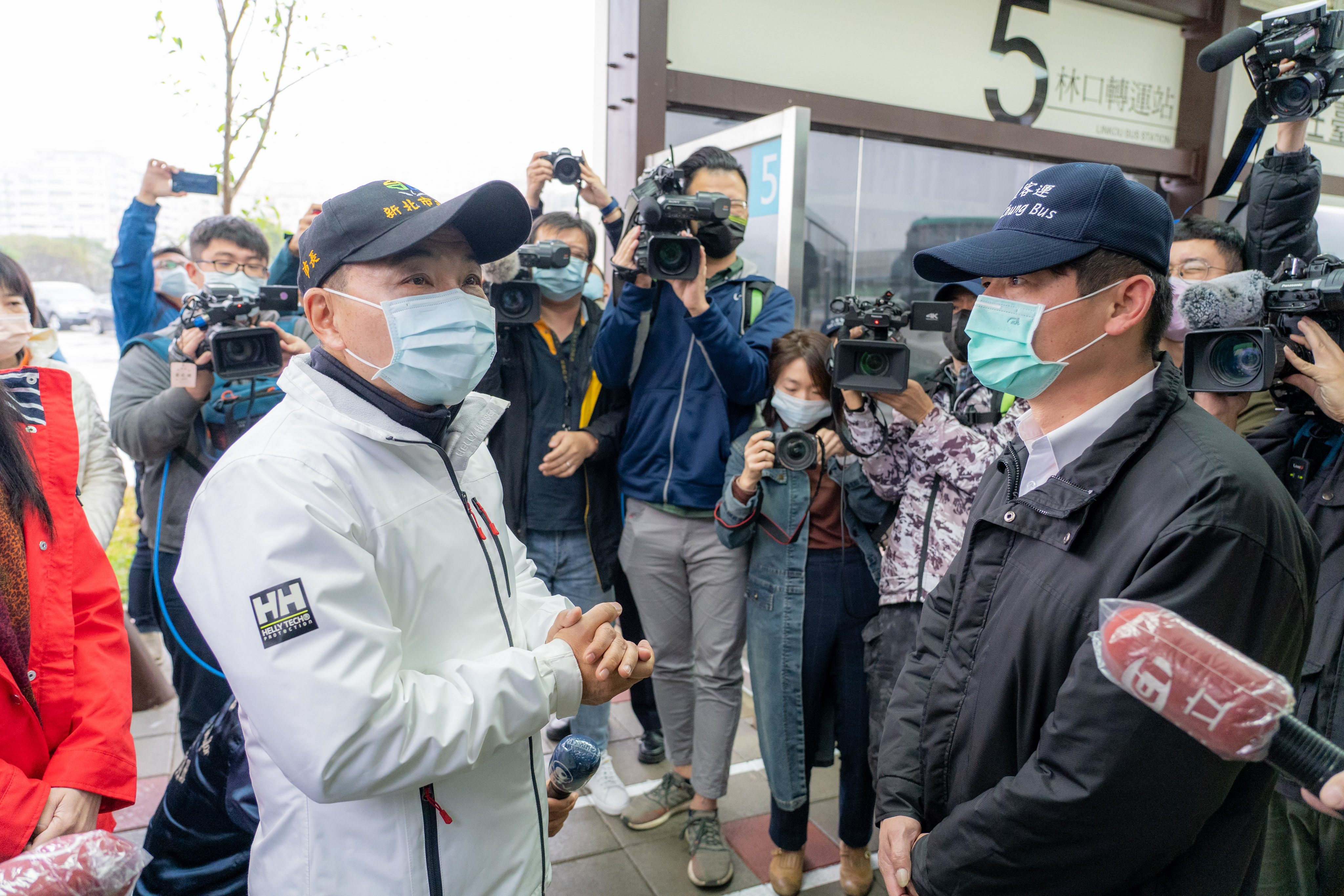 侯友宜市長視察林口公車轉運站，關心客運公車司機並提醒做好防疫清消