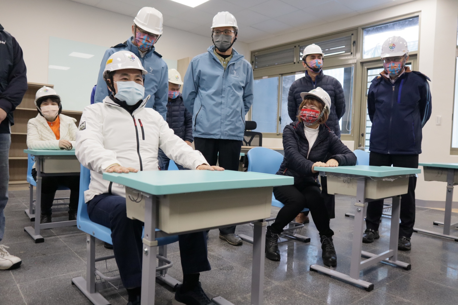 侯友宜市長主持東湖國小上樑典禮後，前往示範教室體驗教室課桌椅及相關教學設備。