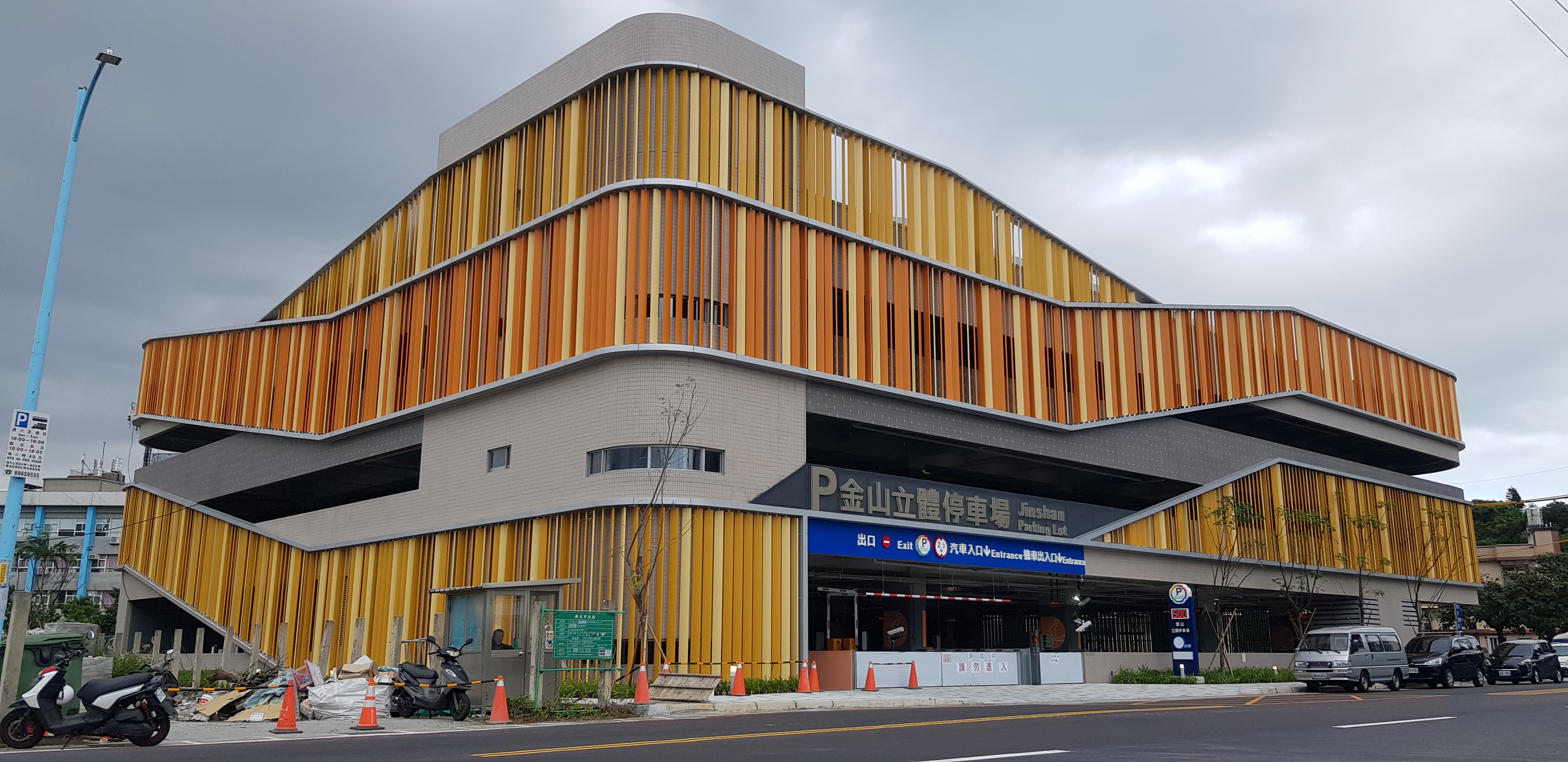 賞櫻健行路經剛落成的特色金山立體停車場