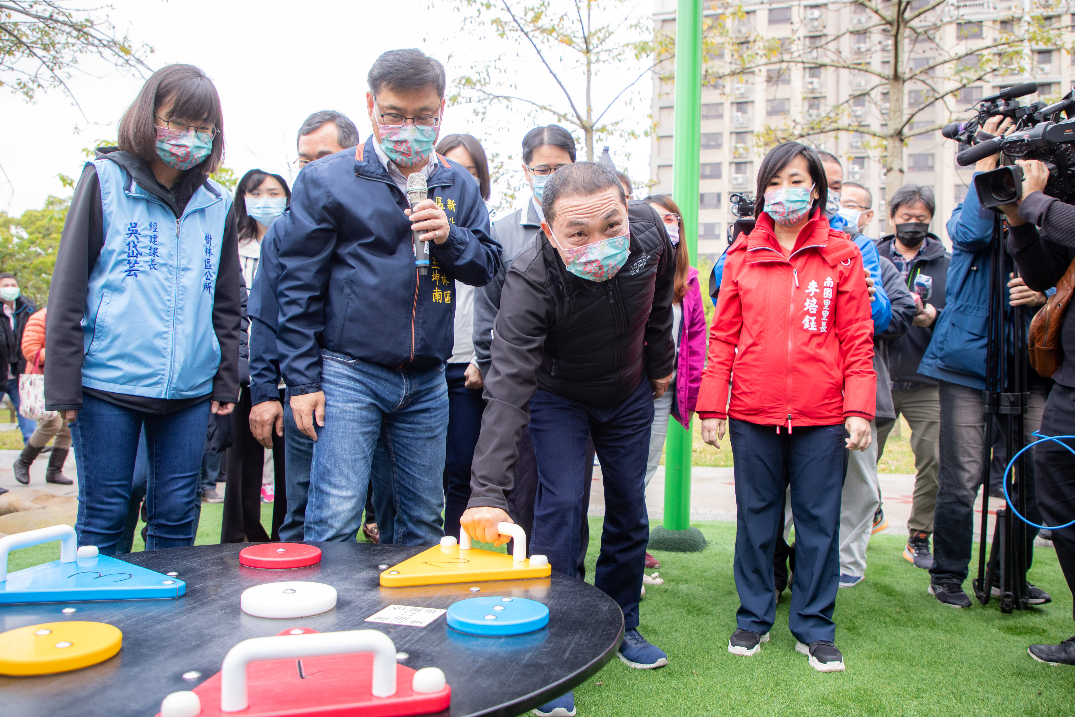 樹林區景觀萬坪公園特色遊戲場啟用，侯友宜市長視察公園規畫並檢視各遊具設施