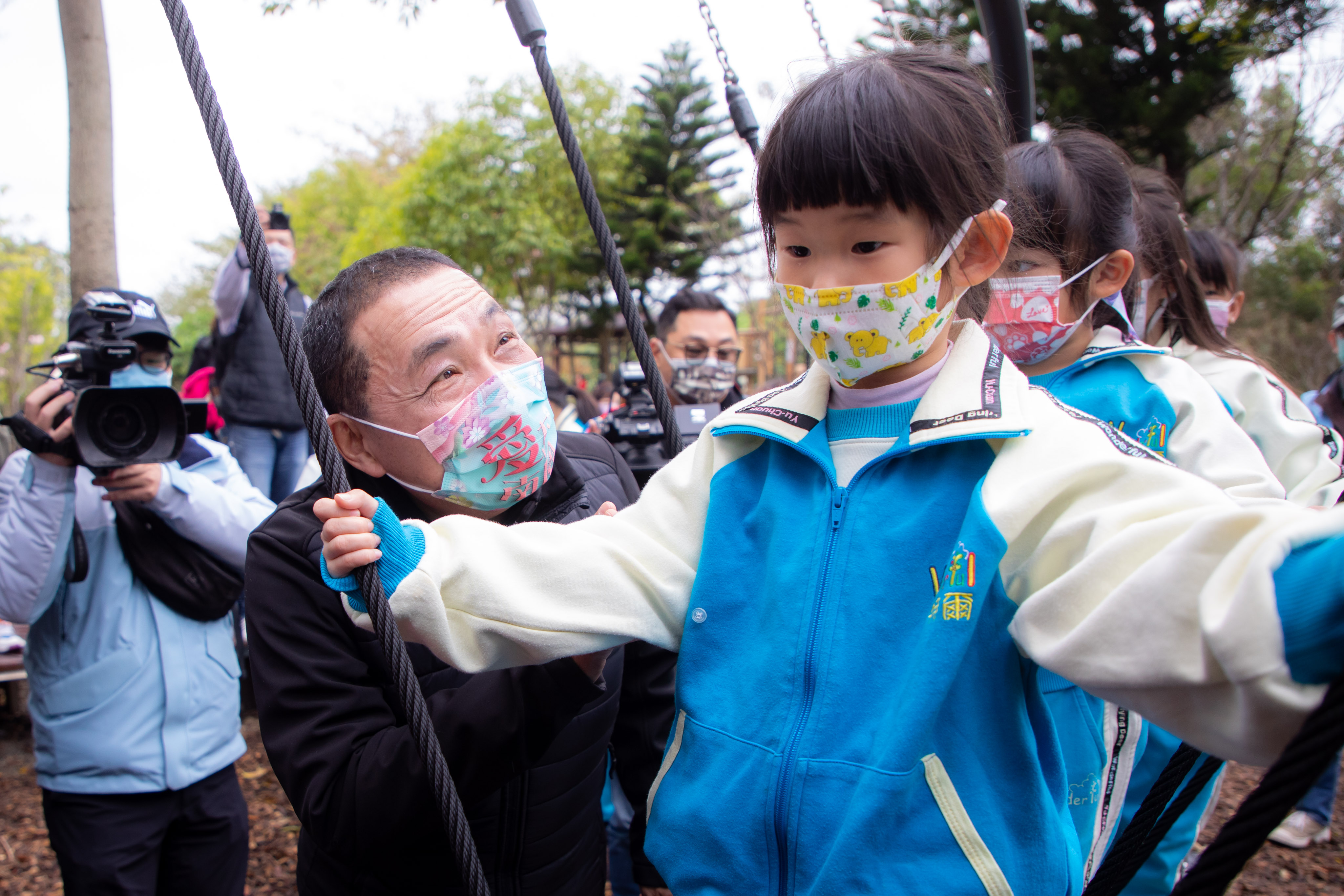 樹林景觀萬坪公園特色遊戲場啟用,侯友宜市長陪同小朋友體驗各式遊具