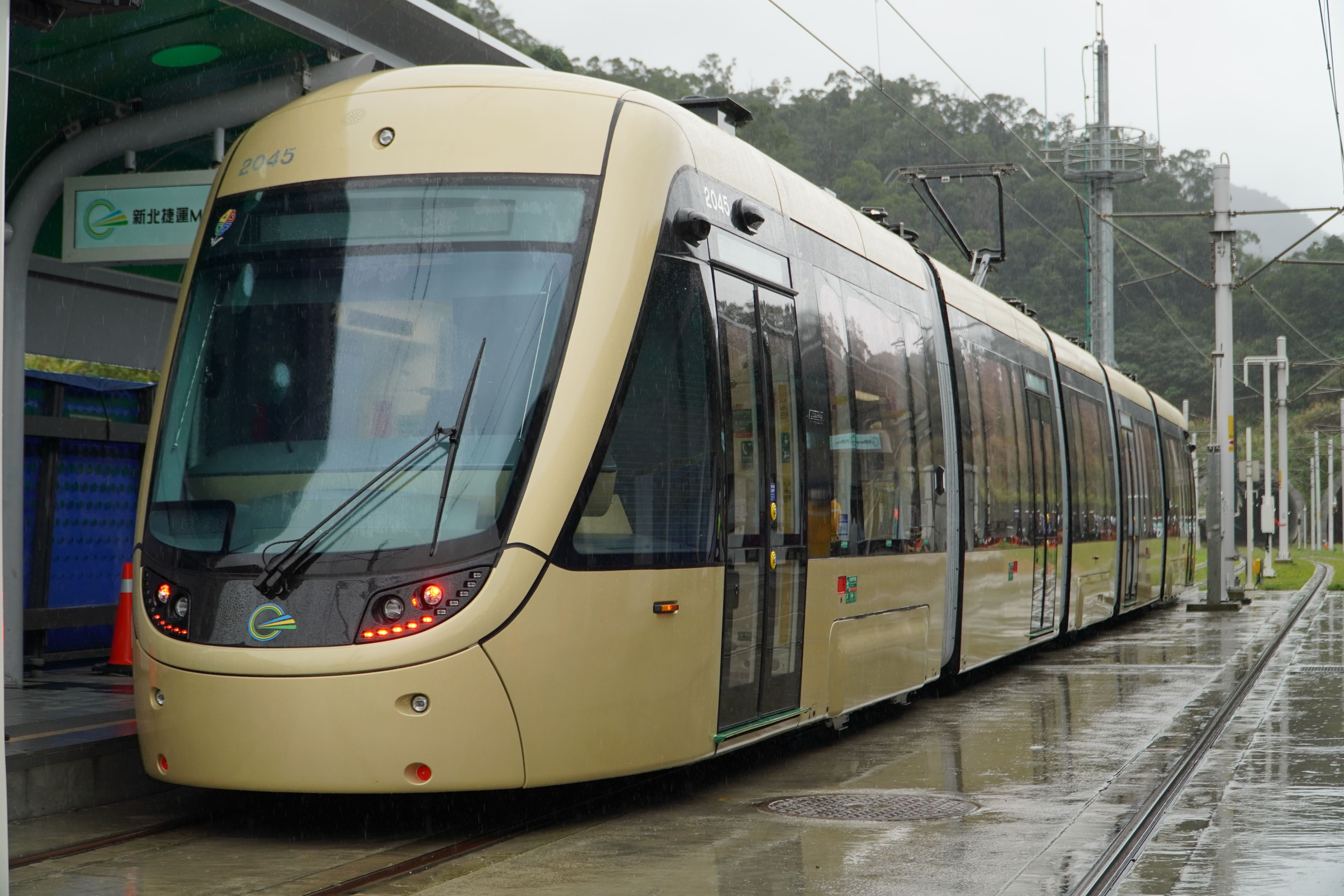 安坑輕軌「光耀金」列車