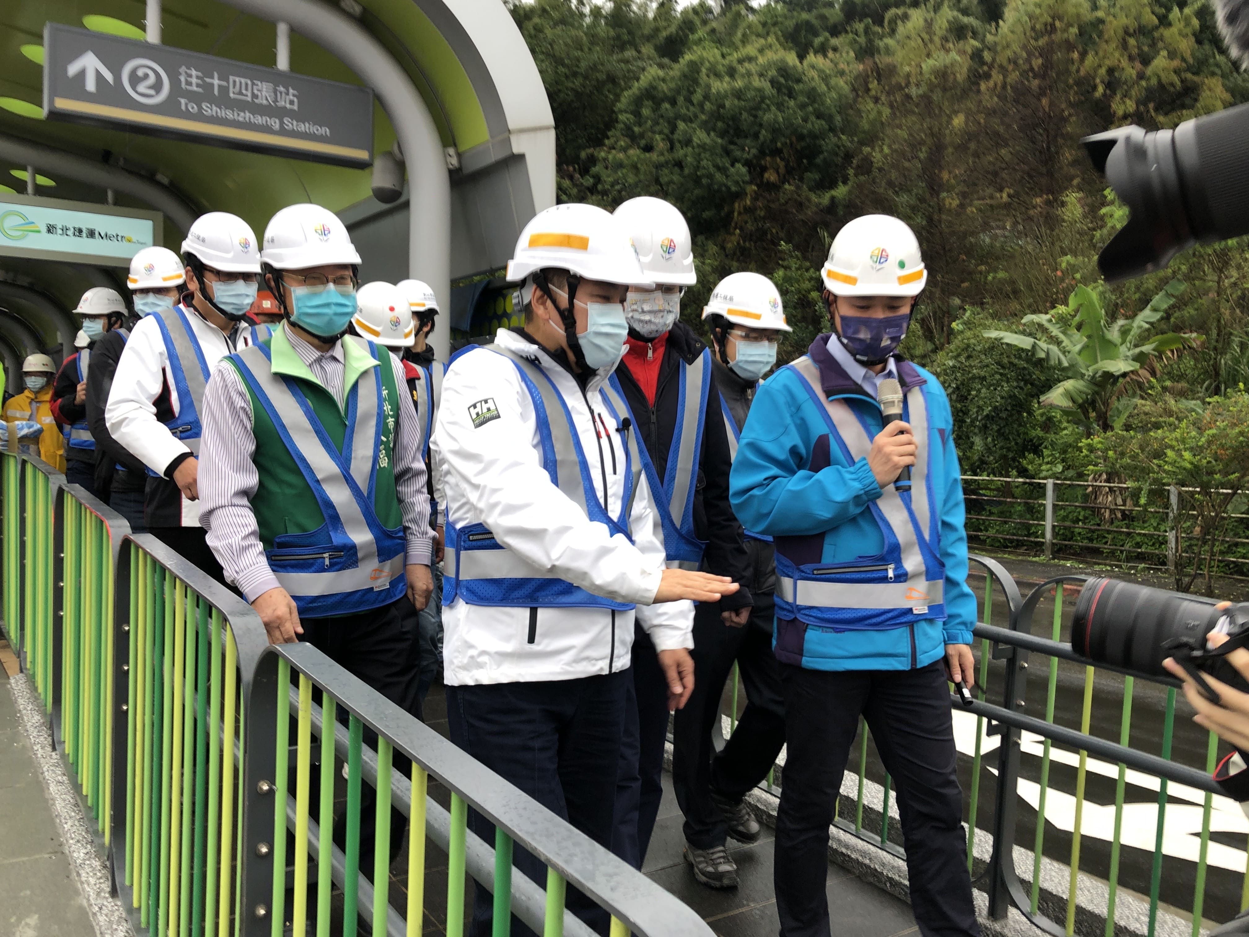 侯市長視察安坑輕軌動態測試