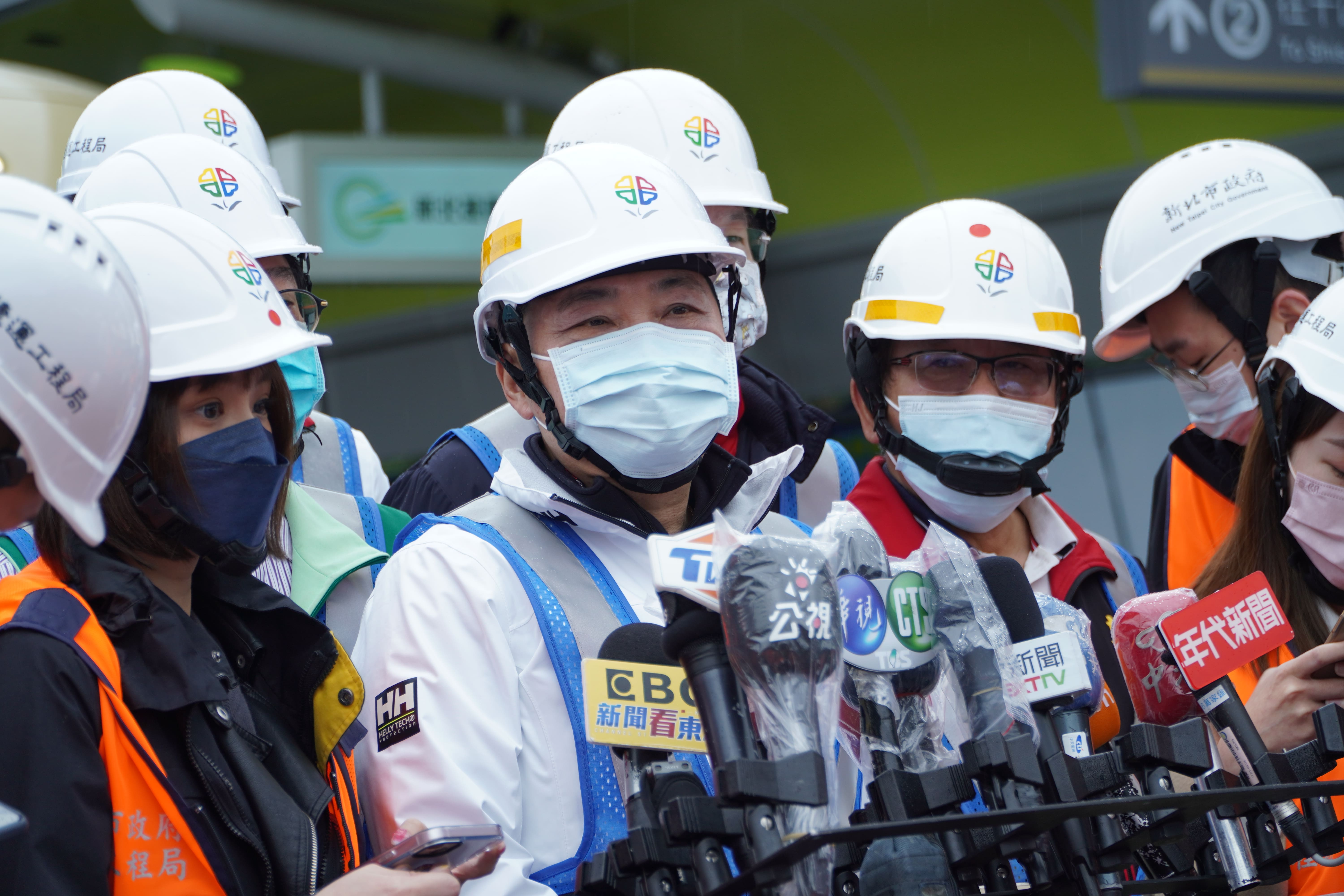 侯市長視察安坑輕軌列車動態測試會後聯訪