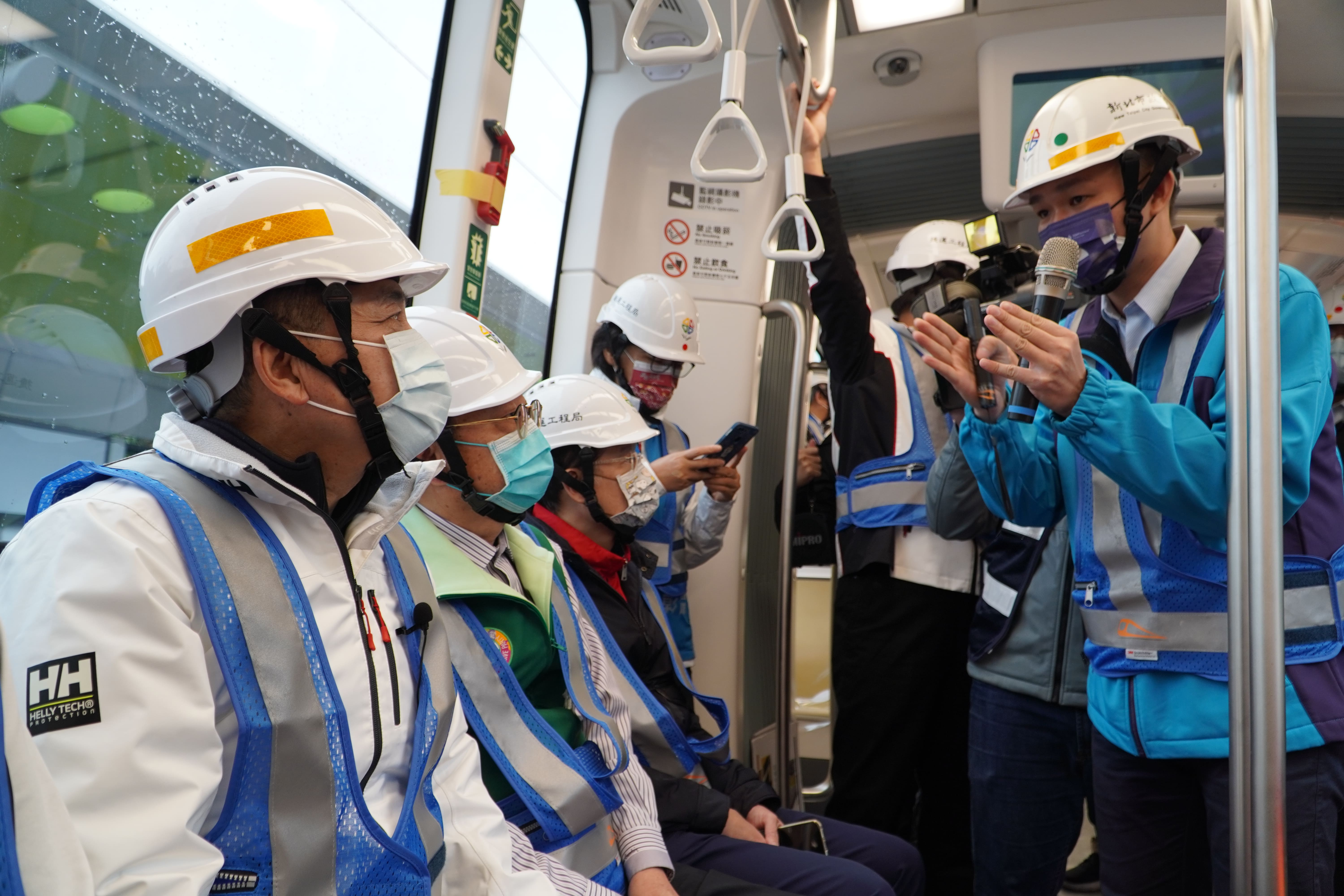 侯市長列車內聽取列車測試說明