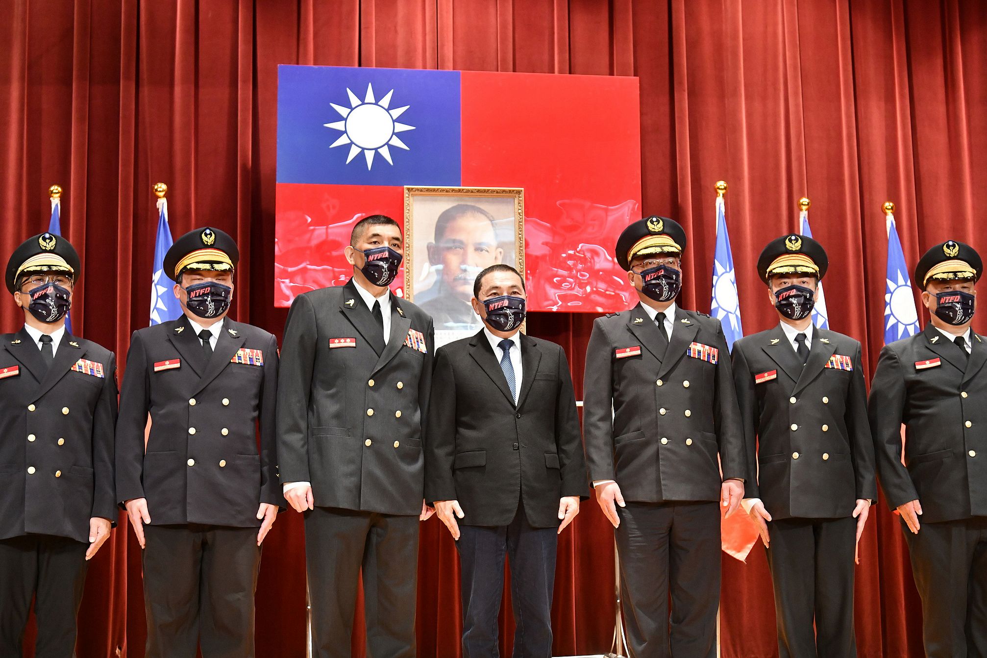 侯友宜授階及表揚消防人員