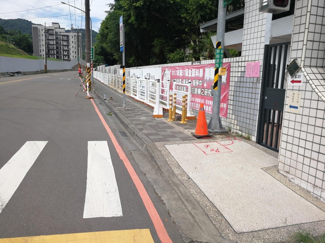土城國中通學廊道改善前人行道上障礙物較多