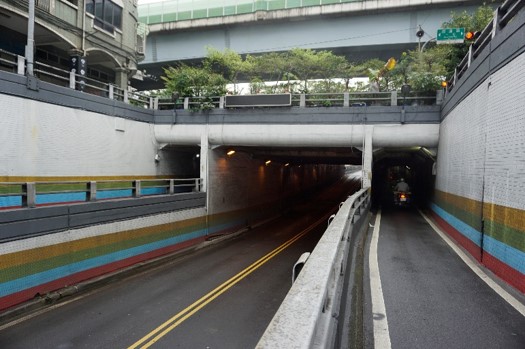 三重區力行車行地下道照明設備改善前光線陰暗