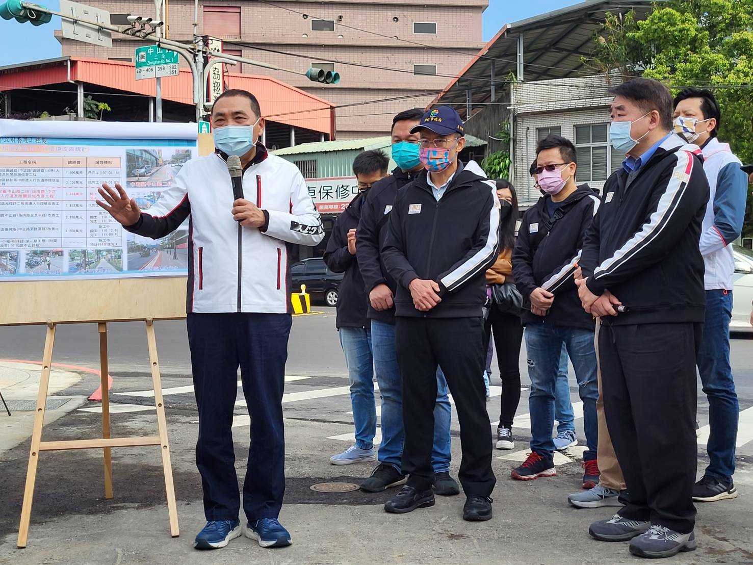 新北市長侯友宜在228連續假期首日，專程前往施工中的中和中山路2段(板南路~中正路)人行道視察，指示本工程如期如質於3月中旬完工，提供民眾安全、友善無礙的通行環境。