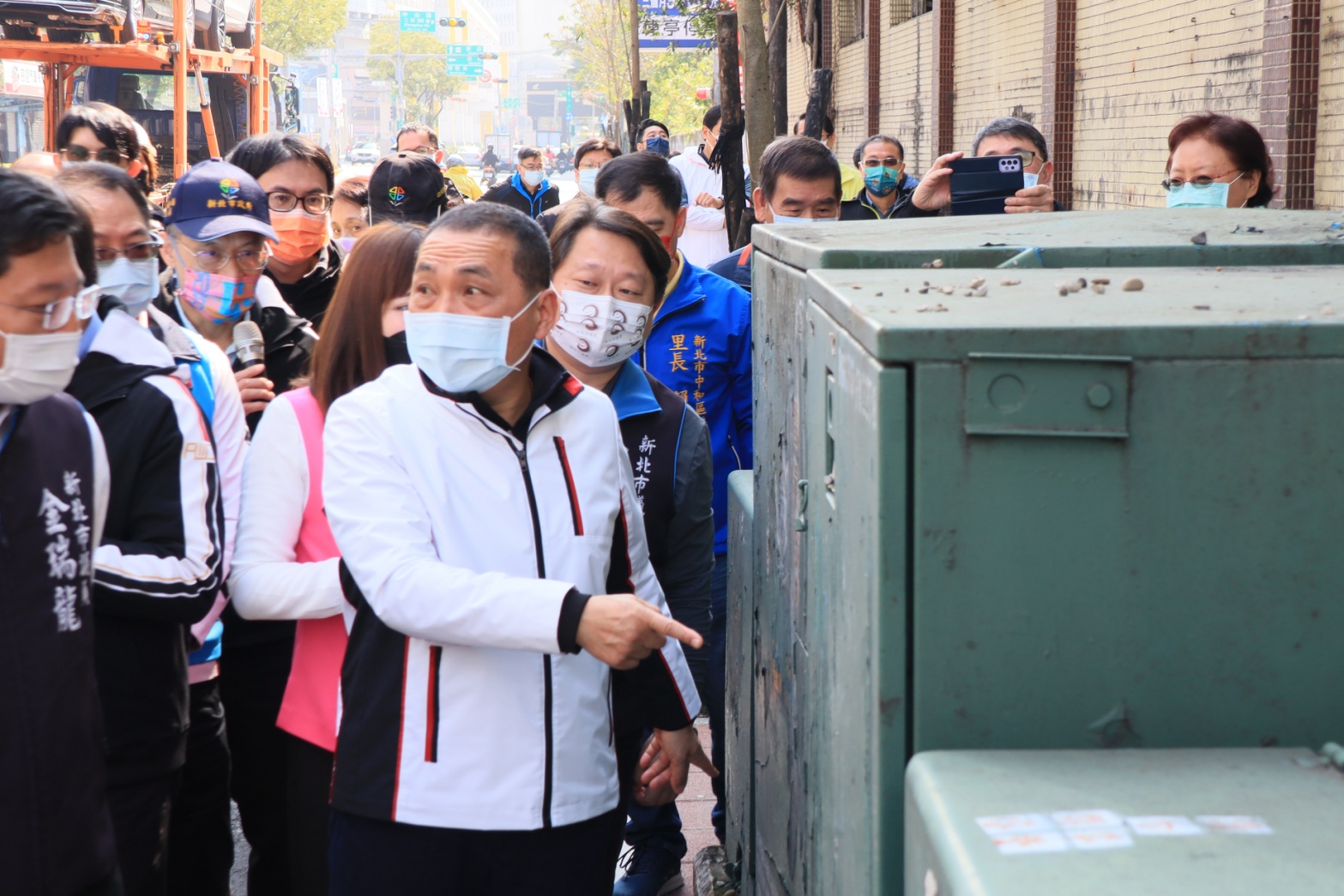 中和區中山路2段(板南路~中正路)段人行道設施老舊，並有設施阻擋行人通行，工務局養工處於去年7月起辦理人行道更新、變電箱遷移、弱電管溝埋設、路口改善及纜線下地等工程，侯友宜市長前往視察，指示本工程如期如質完工。