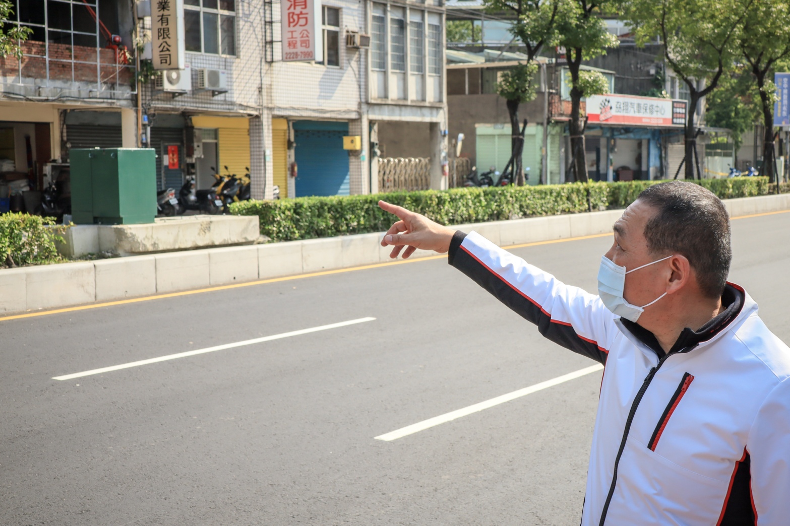 新北市長侯友宜向民眾說明，中和中山路2段（板南路-中正路）間人行道施工，將占用人行道之變電箱遷移至中央分隔道，落實人本政策