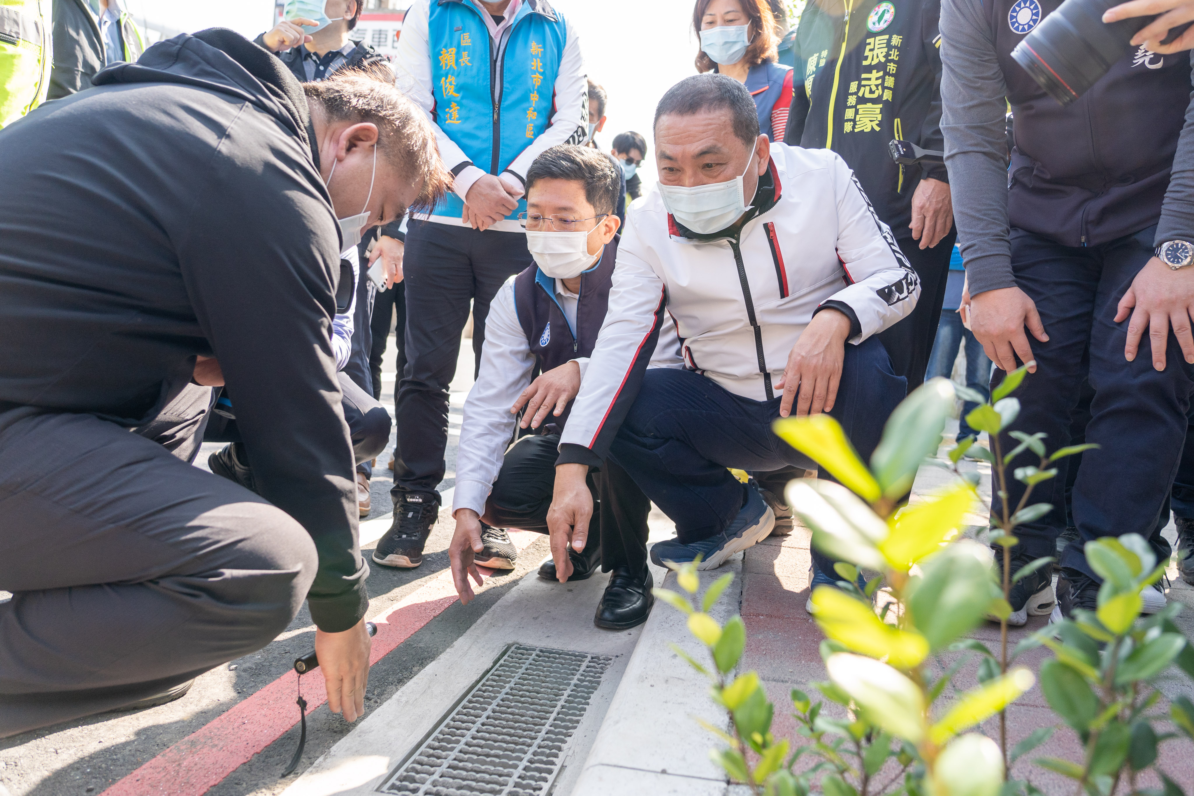 針對中和區中山路2段人行道及附屬設施工程，侯友宜市長仔細檢視施工品質