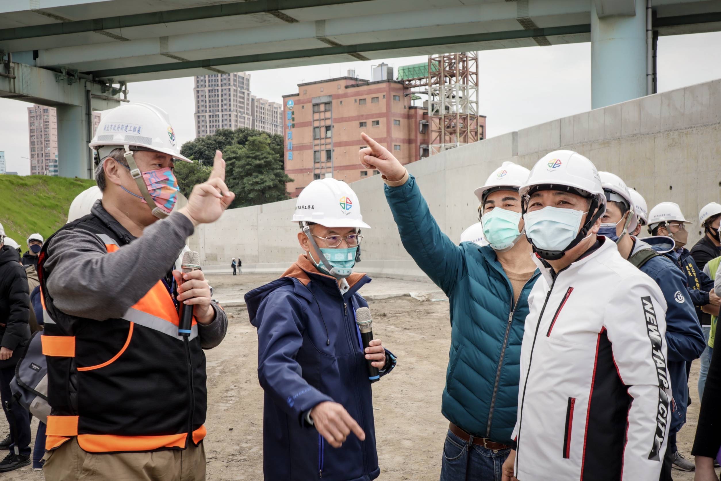 新北市長侯友宜聽取新處長王益翔（左）說明浮洲橋下橋市區道路動線優化工程進度