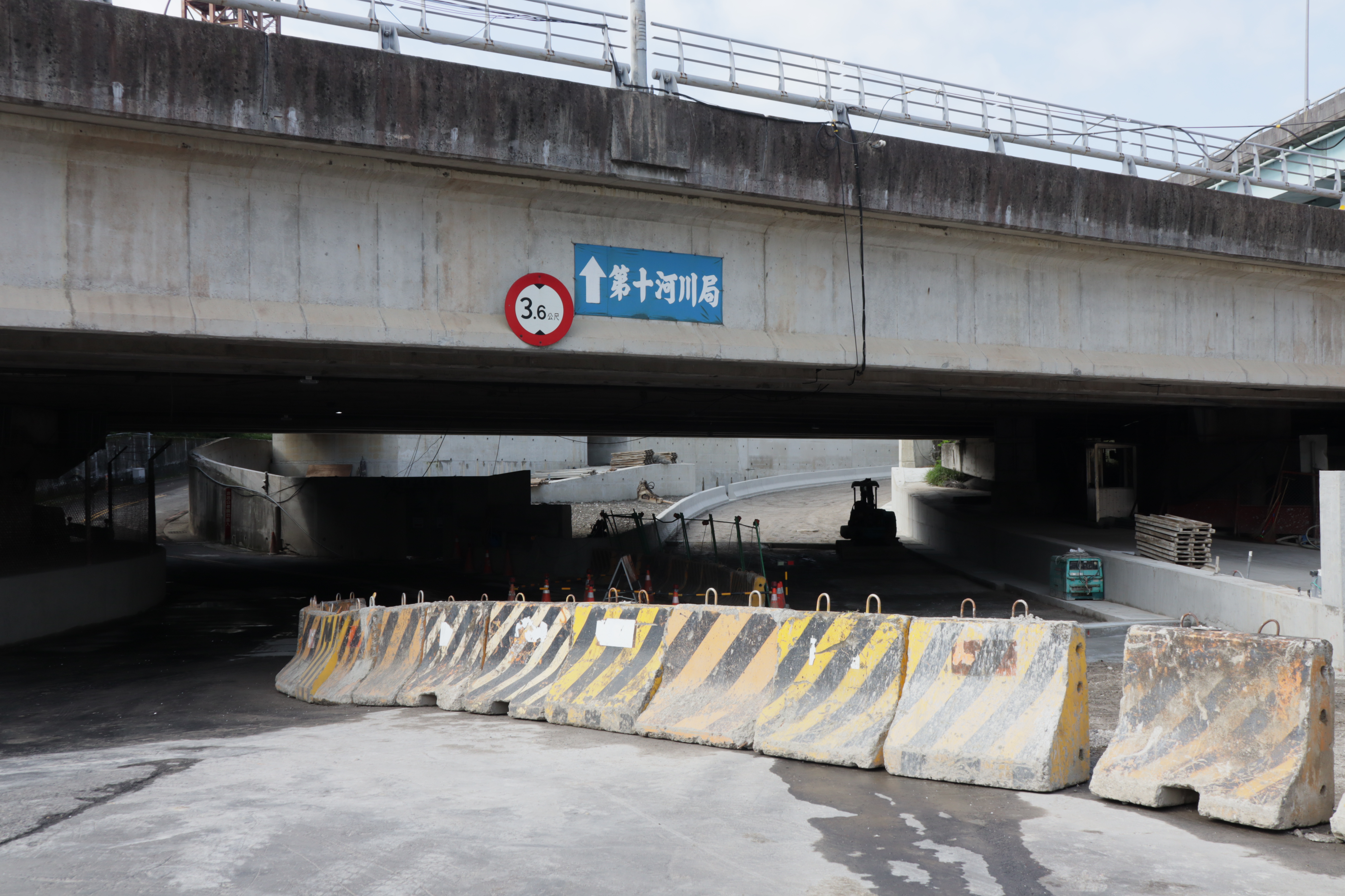 新北市政府正在施作的浮洲橋下橋市區道路動線優化工程，這一段由樹林往板橋的交通動線截彎取直工程，將於3月下旬開放使用，未來從樹林、土城方向及下浮洲橋車輛動線會更順暢