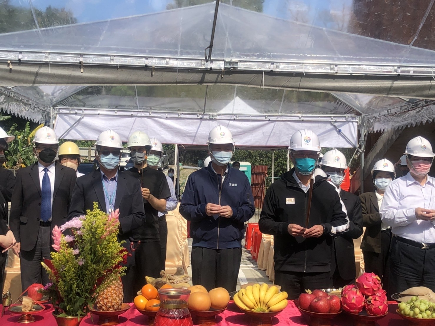 新北市政府接受中央氣象局委託，代辦儀器檢校中心及台北氣象站合署辦公廳舍，今天上午在工務局長詹榮鋒（右二）、氣象局長鄭明典（中）及營建署王武聰組長等人見證下，舉行最後一塊節能板上板儀式。