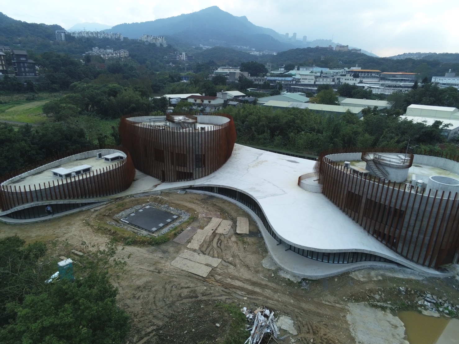 「台北氣象站合署辦公廳舍」工程最具特色的大氣層等高曲線屋頂及令各界矚目的345片耐候鋼節能板，正式對外亮相，令人驚艷。