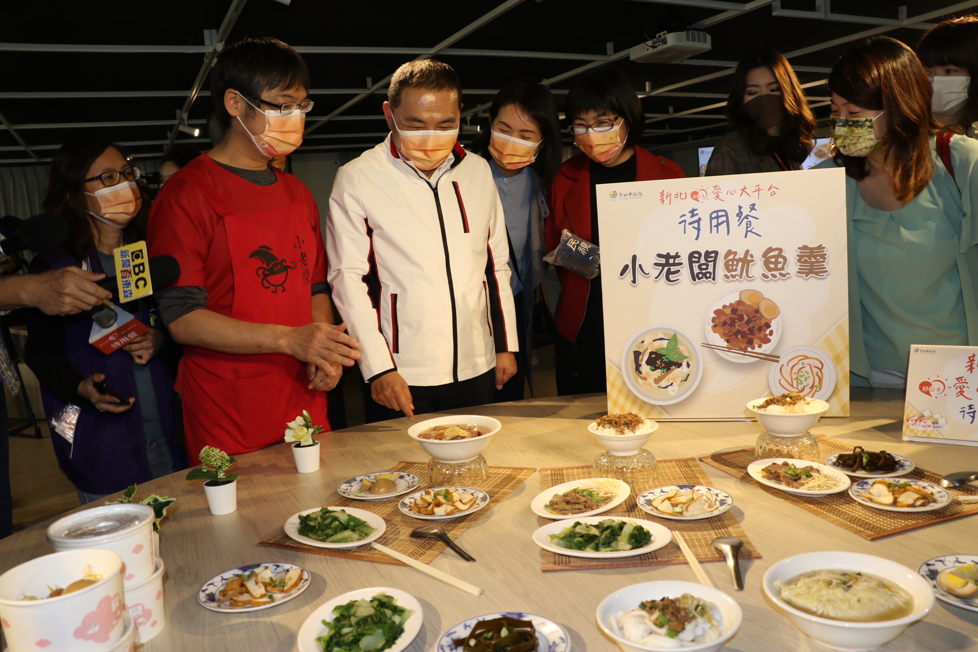 蘆洲區小老闆魷魚羹陳志國（左2）做待用餐已有8年歷史   去年開始加入新北好日子待用餐  他為侯友宜介紹提供給待用餐的各式小吃