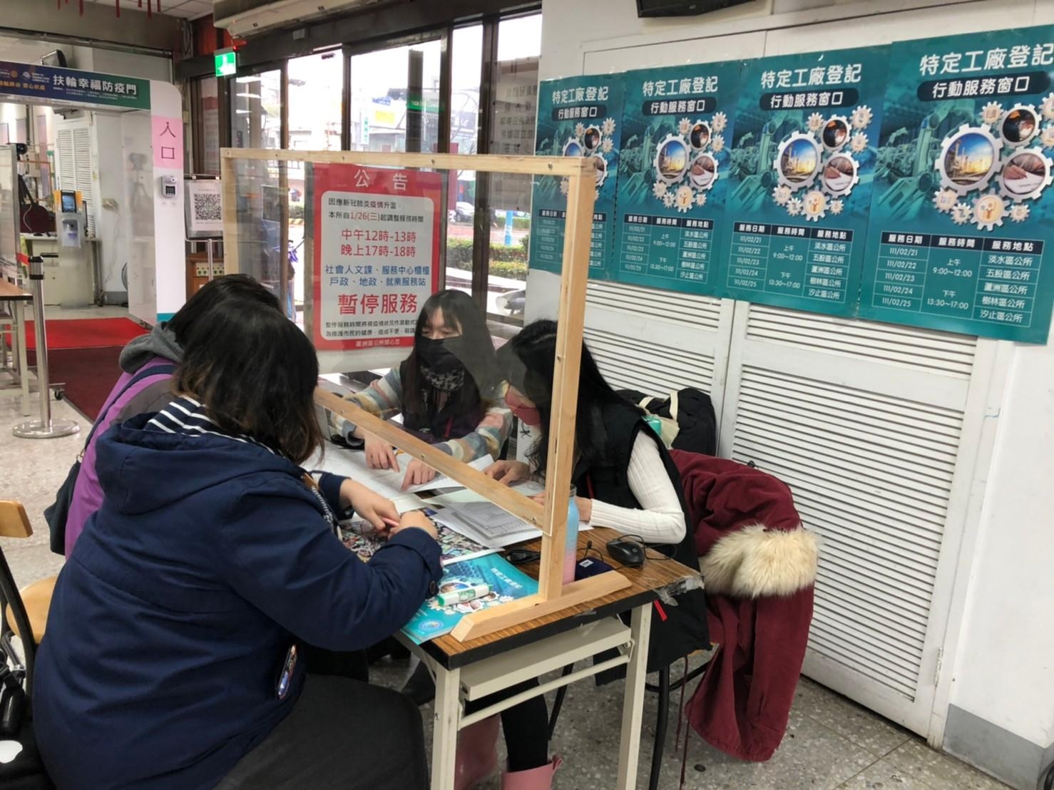 行動服務櫃檯，共有超過75家廠商代表前往諮詢，近20家廠商現場提出納管申請
