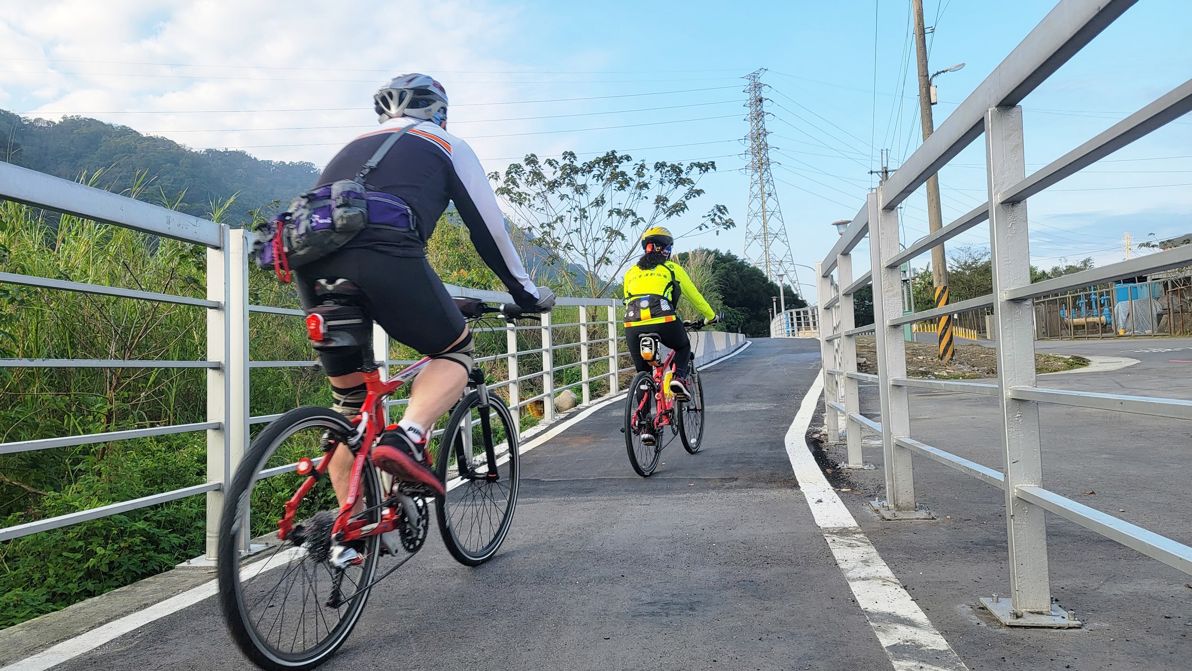 騎上緩坡的的市民朋友