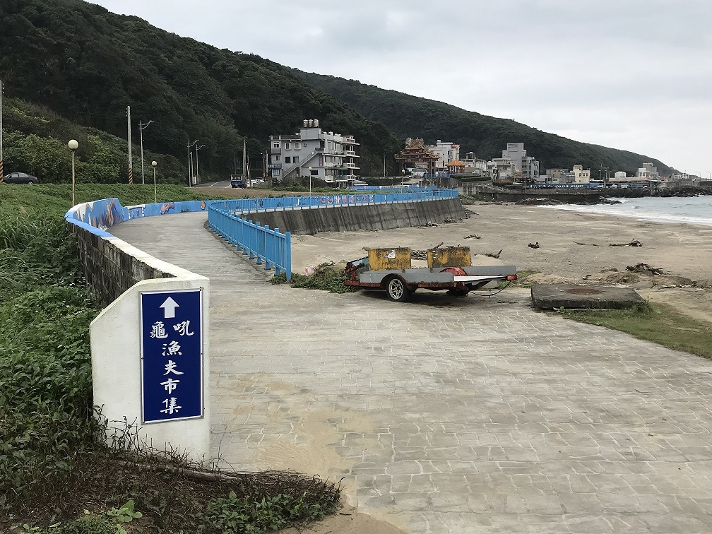 圖5停車場步行至市集只要5分鐘，且往來的海濱步道彩繪圖樣非常童趣可愛