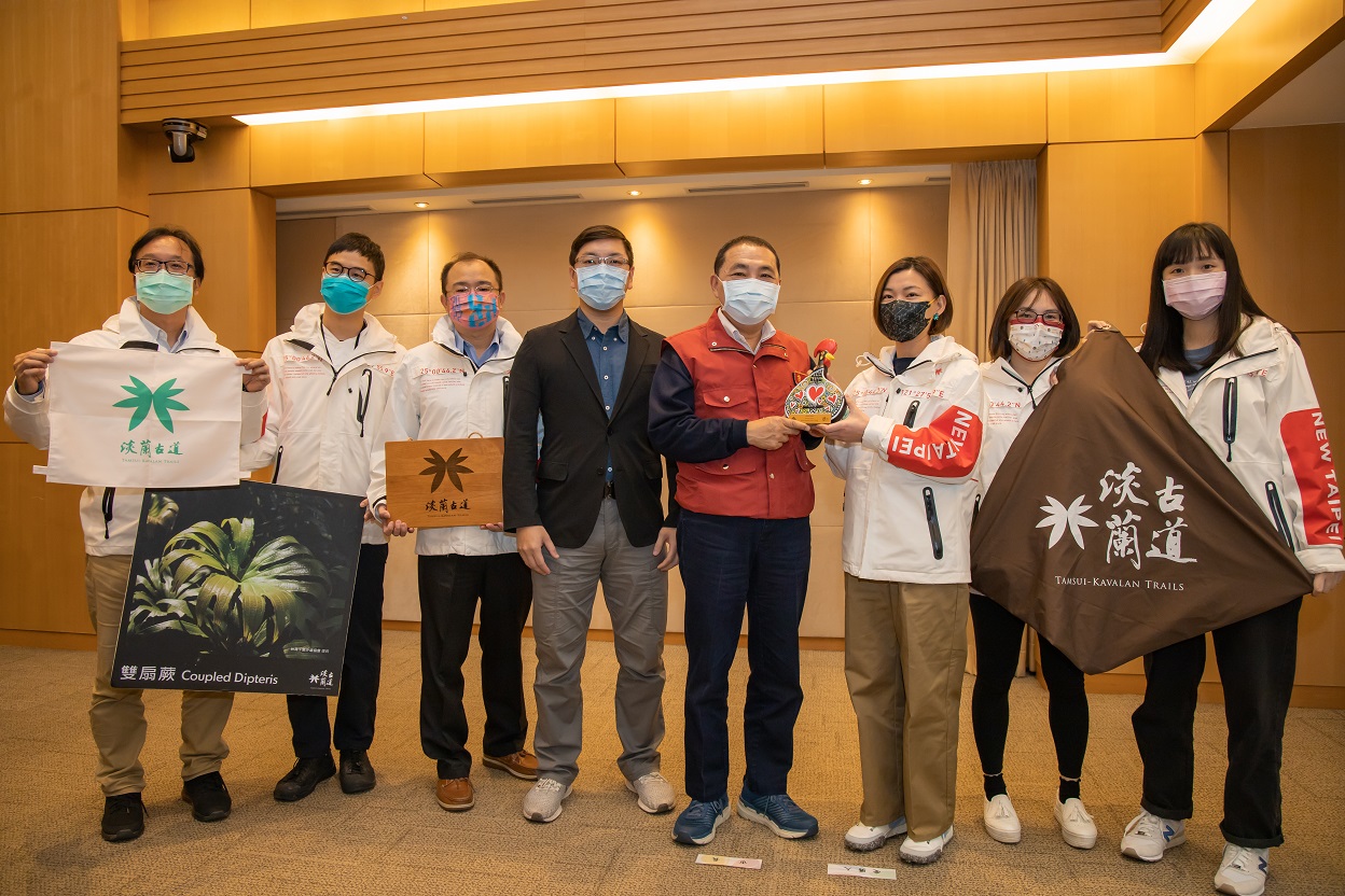 淡蘭古道百年之美躍上國際，今（9）日市政會議獻獎市長侯友宜，將卓越榮耀獻給新北市